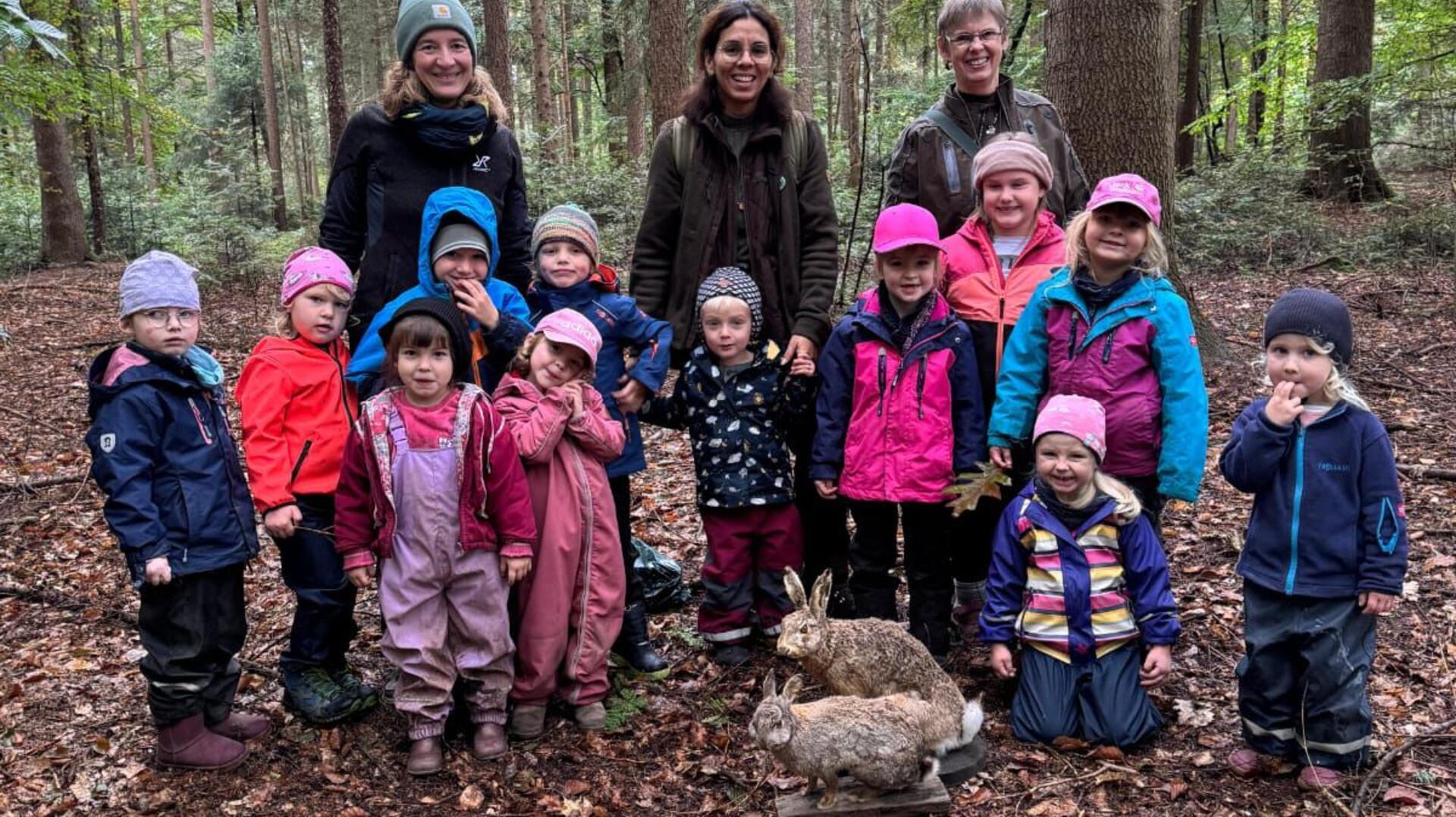 Mit leuchtenden Augen betrachteten die kleinen Naturforscher die mitgebrachten präparierten Tiere. Fuchs, Hase, Kaninchen, Eichhörnchen, Wildschweine und Igel konnten aus nächster Nähe bestaunt und sogar angefasst werden.