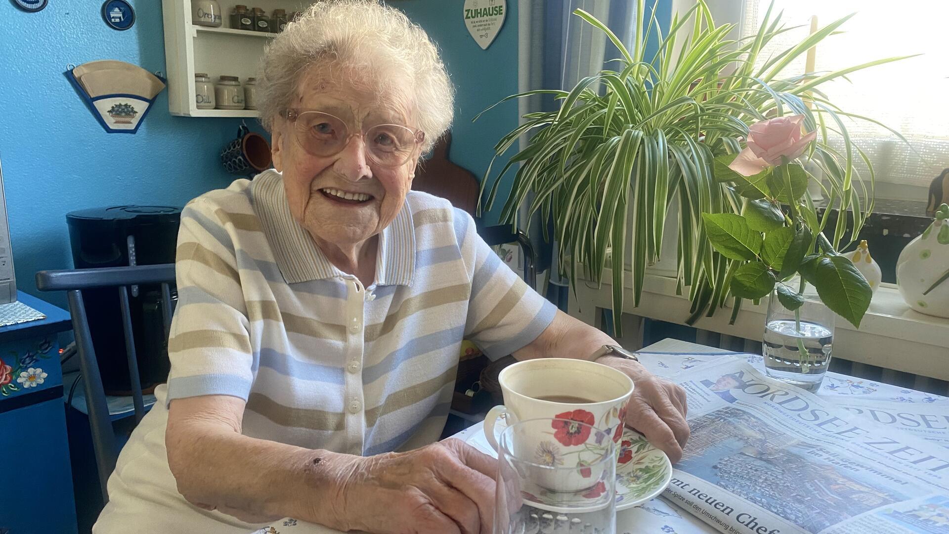 Mit nun 105 Jahren interessiert sich Gerda Borck lebhaft für alles um sie her, vor allem politisches Weltgeschehen liest sie - seit nun 60 Jahren - in der NZ nach. Geistige Wachheit, Familie, Haushalt und freundschaftliche Kontakte halten sie in Schwung. „Und positiv zum Leben zu stehen.“