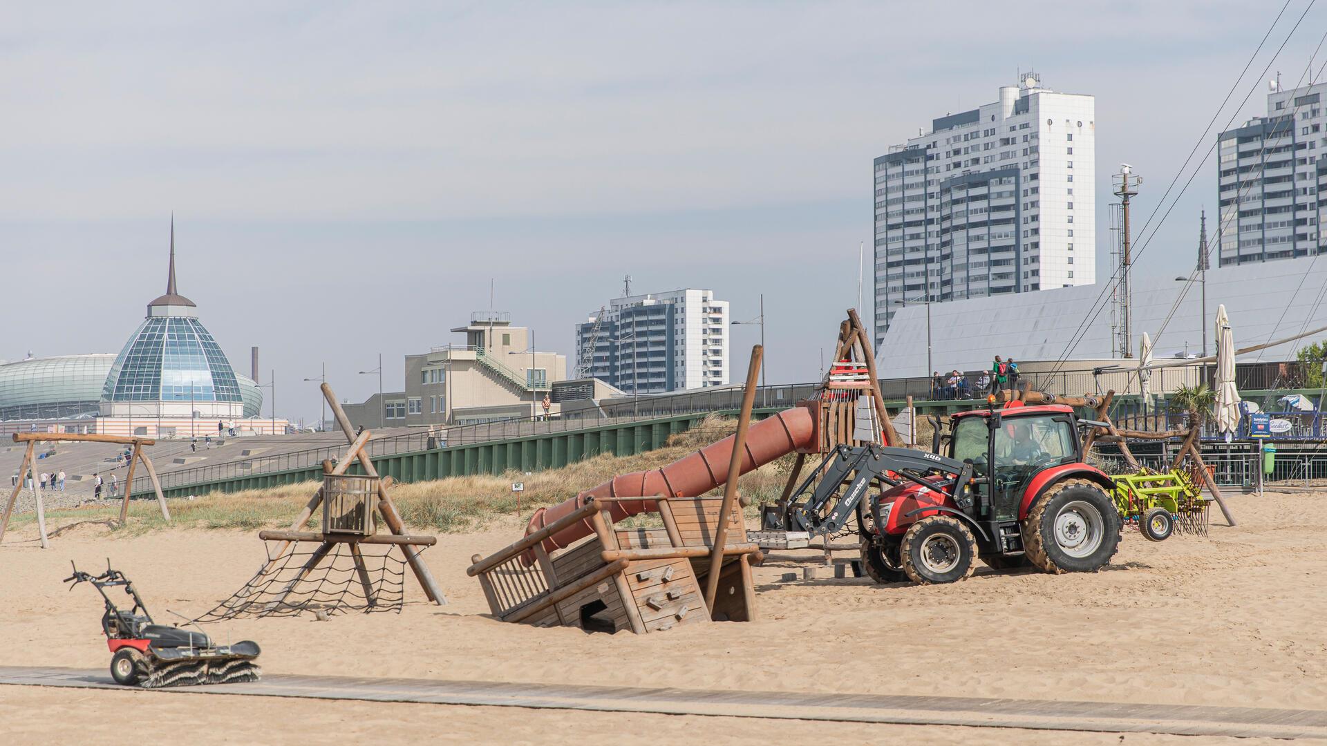 Mit schwerem Gerät in die neue Saison: Der Strand wird spielbereit gemacht.