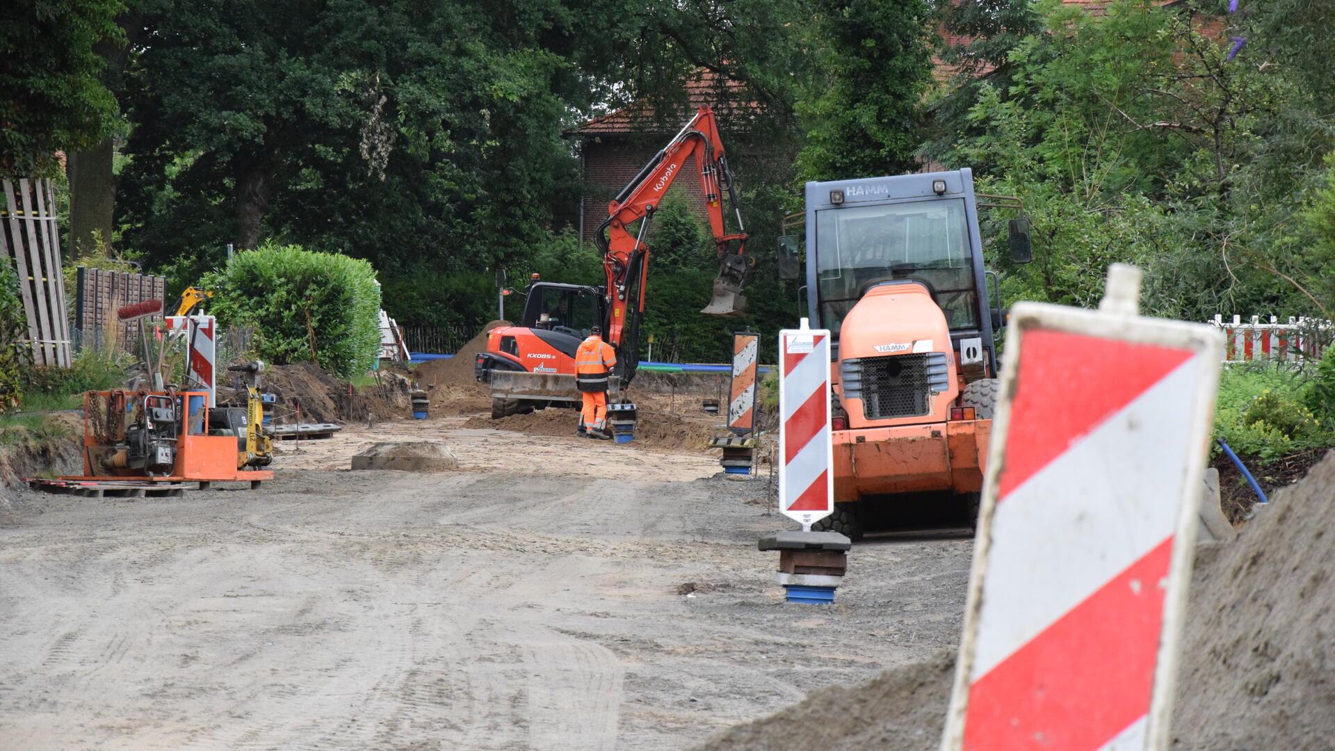 Mit schwerem Gerät treibt die Baufirma die Arbeiten in Ostereistedt voran.