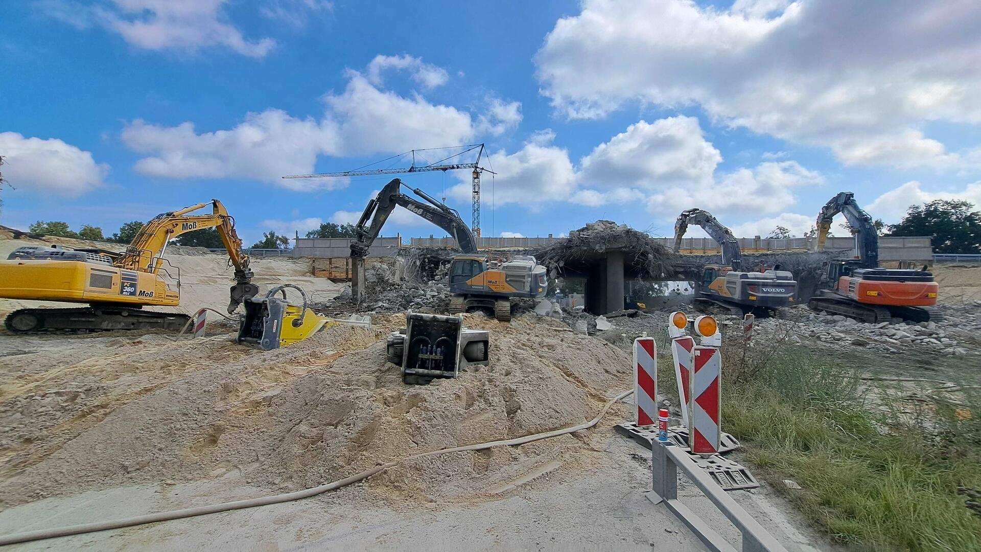 Eine Autobahnbrücke der A27 wird in Bremerhaven-Wulsdorf abgerissen.