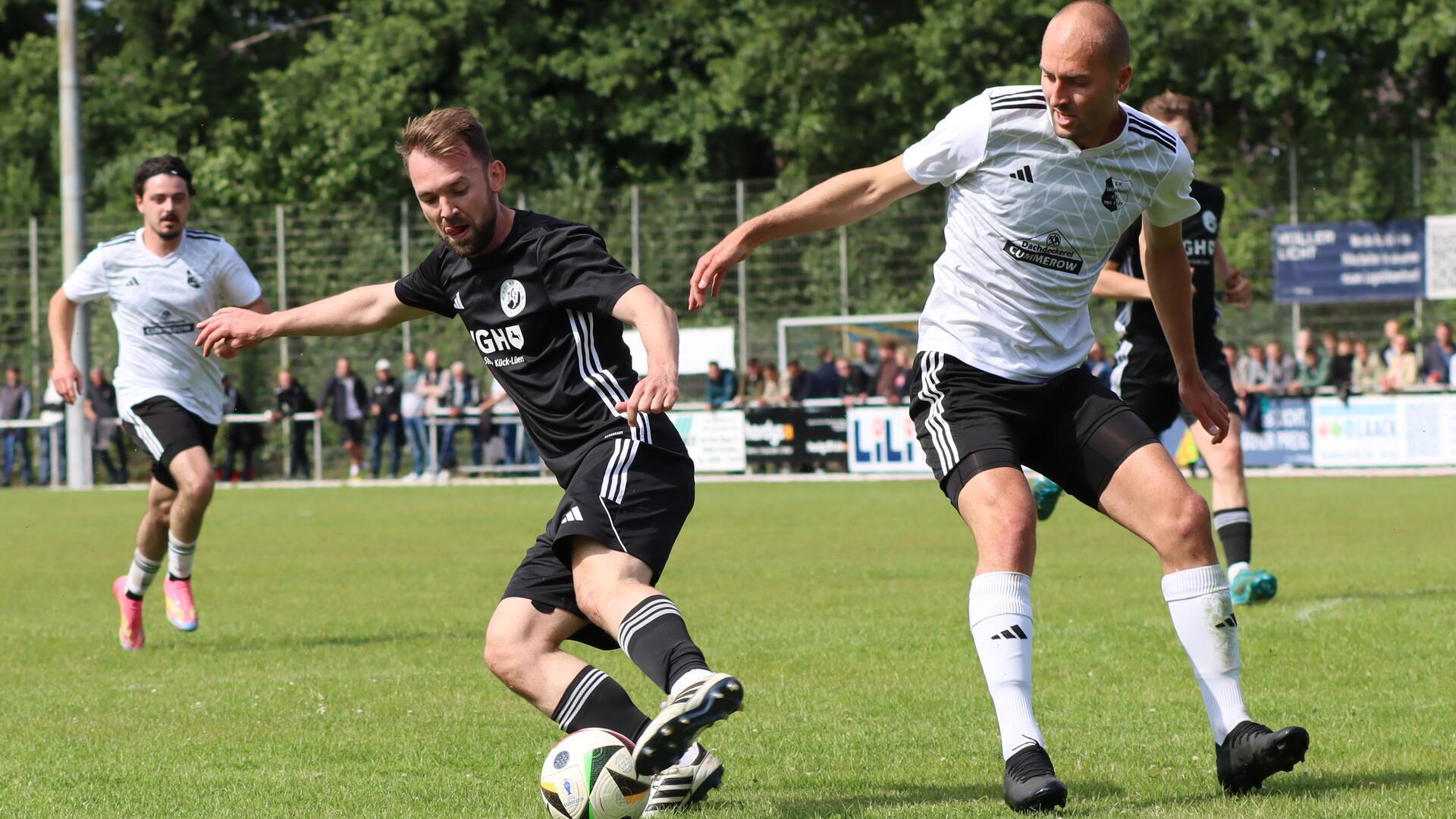 Nach 6:0-Sieg geht die fantastische Reise des TSV Bülstedt/Vorwerk noch weiter Mit seinen Dribblings riss Janos Lemmermann ständig Lücken in die Abwehr und schaffte so Räume für die anderen Bülstedter Stürmer.