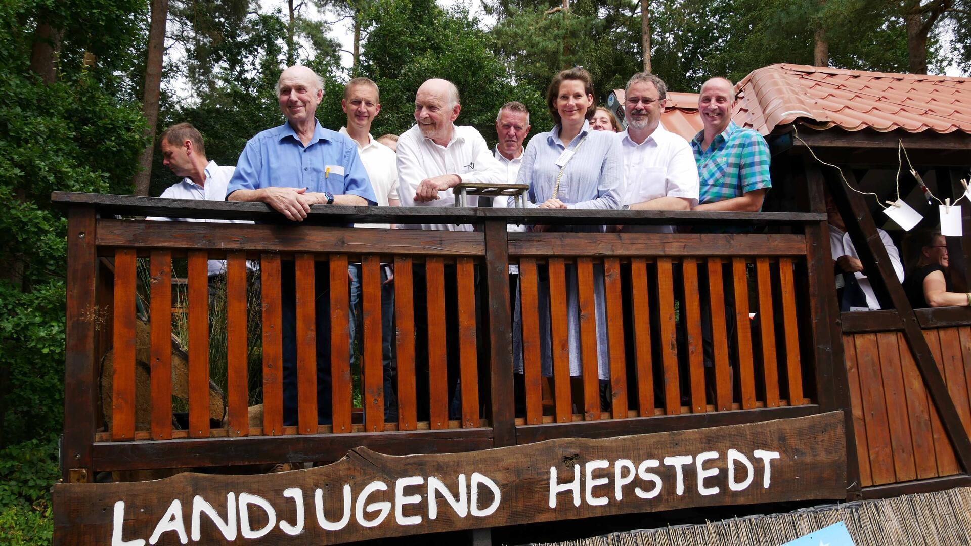 Frauen und Männer stehen auf einem Erntewagen der Landjugend Hepstedt.