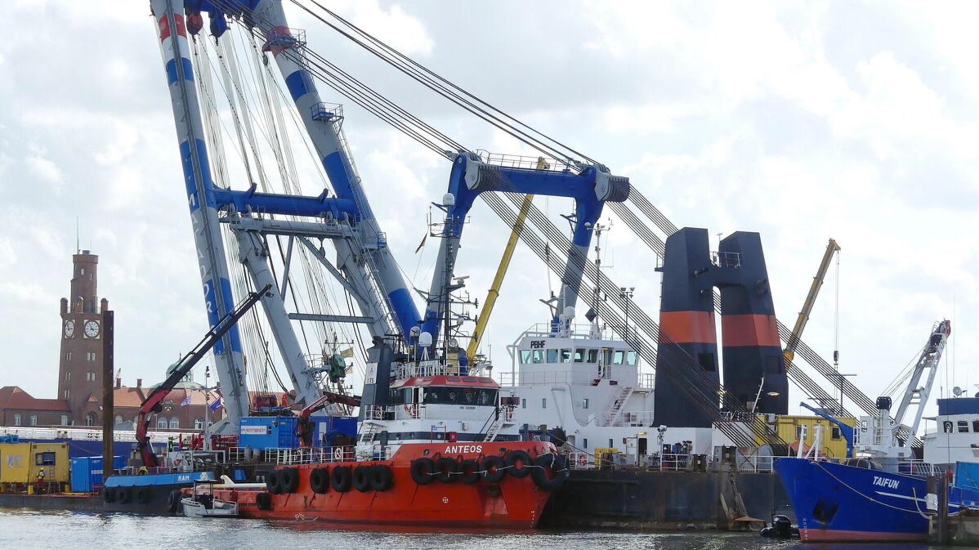 Ein Schwimmkram in einem Hafen