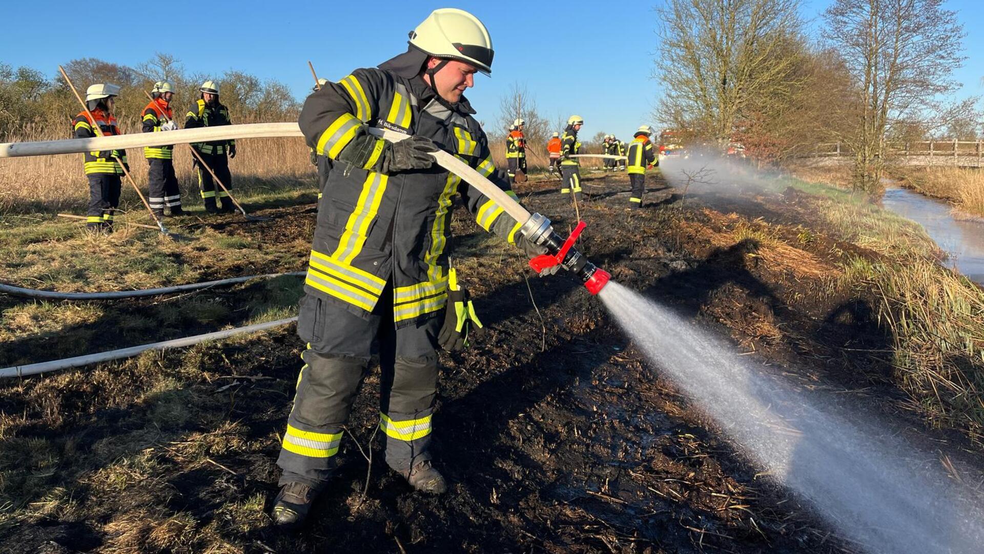 Mit viel Wasser wurde der Brand in Tarmstedt gelöscht.
