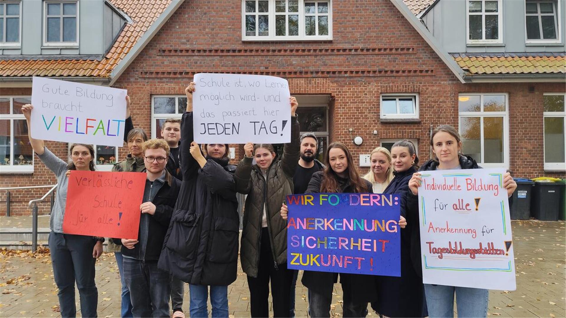 Menschen mit Plakaten für eine Demonstration.