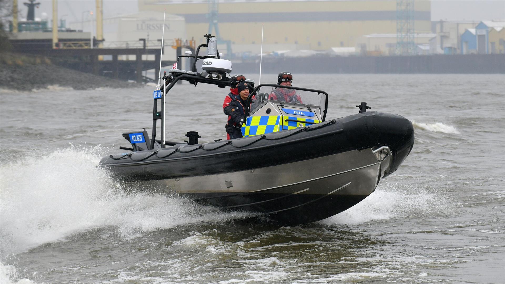 Mitarbeiter der Wasserschutzpolizei Bremen fahren mit ihrem Boot auf der Weser. In Bremerhaven haben sie nun einen Umweltverstoß aufgedeckt und geahndet.