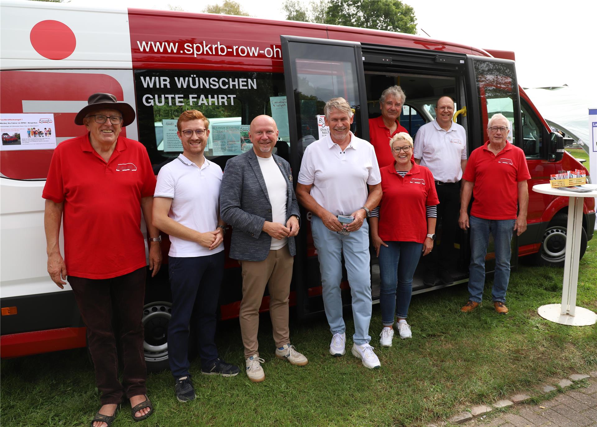 Mitglieder des Bürgerbusvereins Bremervörde mit dem Vorsitzenden Günther Justen-Stahl (links) und seinem Stellvertreter Fridtjof Schröter (Zweiter von rechts) stellten den neuen Bremervörder BürgerBus am Seefest-Sonntag vor. Zu den ersten Interessierten zählten Ortsbürgermeister Frederick Stelling (von links), Bürgermeister Michael Hannebacher und Marco Tulodetzki von der Sparkasse Bremervörde/Osterholz. 