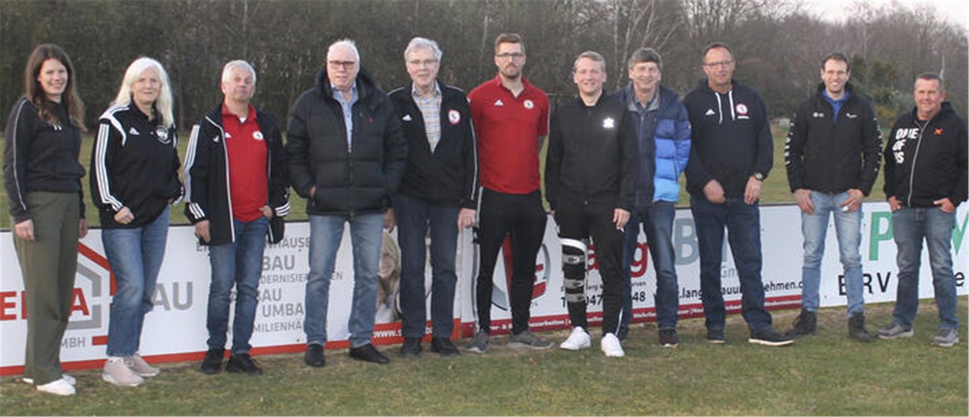 Wie sich der TSV Byhusen auf den „Tag der Endspiele“ am 14. Juni vorbereitet Mitglieder des TSV Byhusen und des NFV-Kreises Rotenburg bei der Platzbegehung in Byhusen.