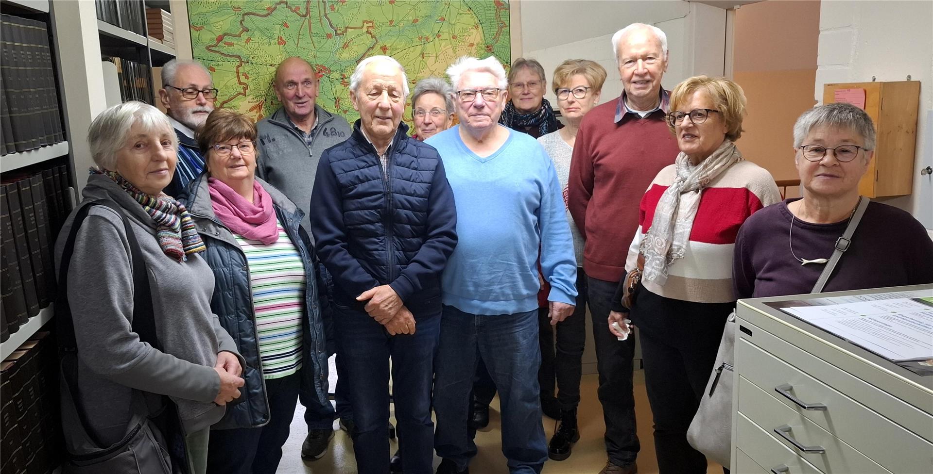 Mitglieder des Wandervereins Vörder Land bekamen einen Einblick in das Kreisarchiv in Bremervörde.