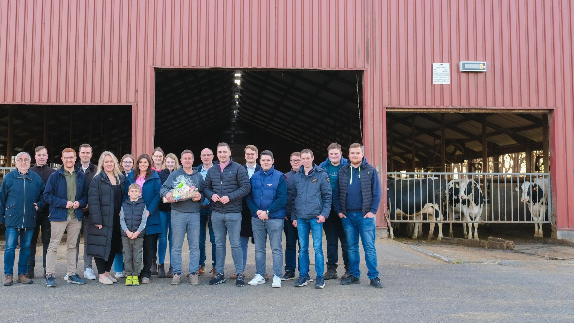 Mitglieder und Freunde der Jungen Union Osteland sowie Mitglieder der CDU-Gemeindeverbände Bremervörde, Geestequelle und Gnarrenburg auf dem Beverner Milchhof Benninghoff.