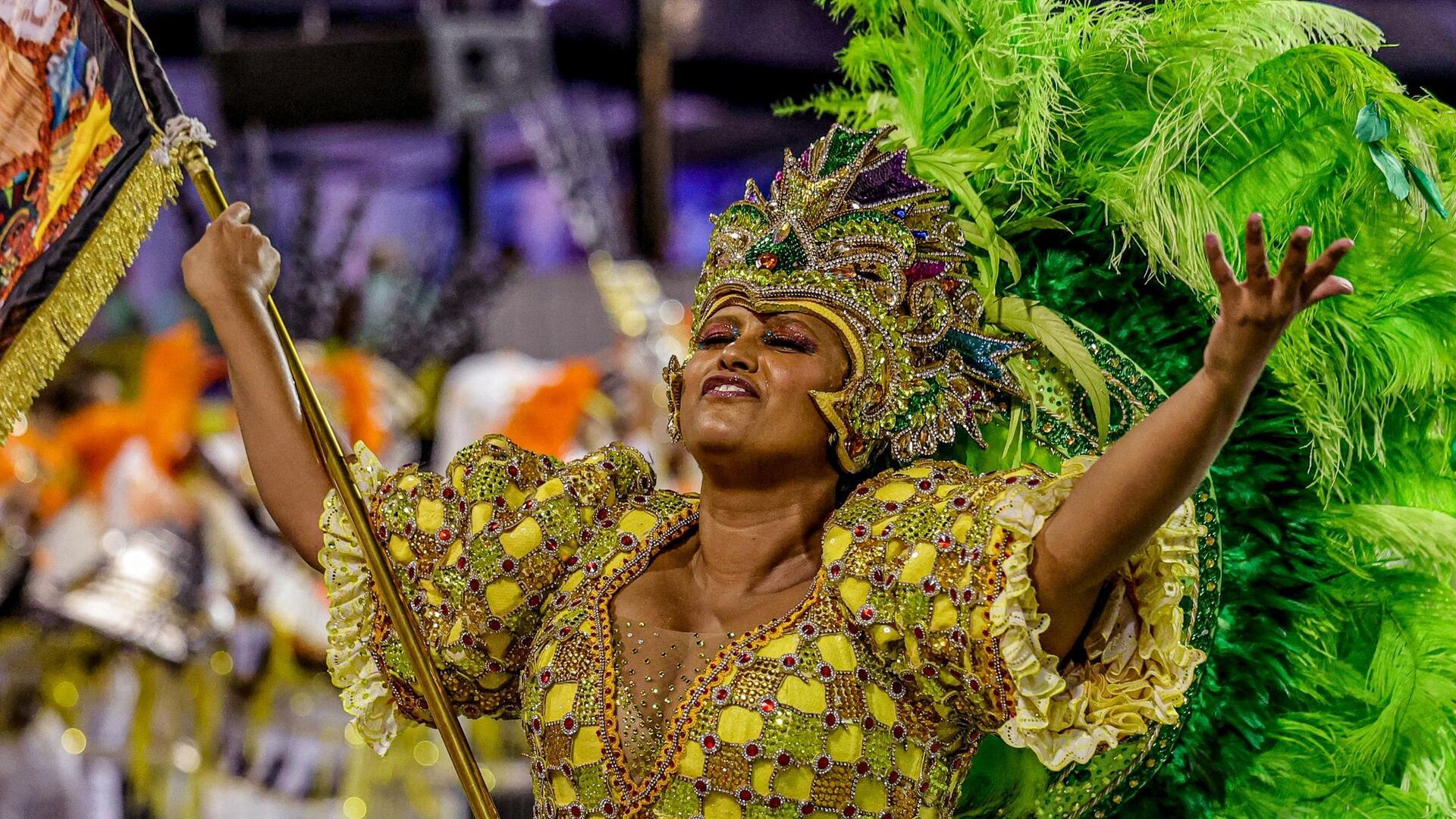 Bilder des Tages Mitglieder von Sambaschulen paradieren während Karnevalsfeierlichkeiten in aufwändigen und bunten Kostümen durch die brasilianische Stadt São Paulo.