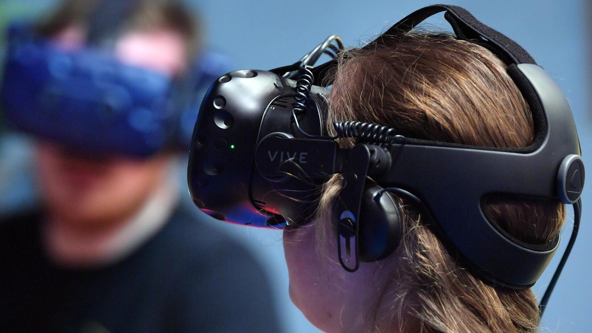 Welcher Job passt zu mir? Berufsberatung kann helfen, das Richtige zu finden Eine Besucherin einer Messe trägt eine VR-Brille.