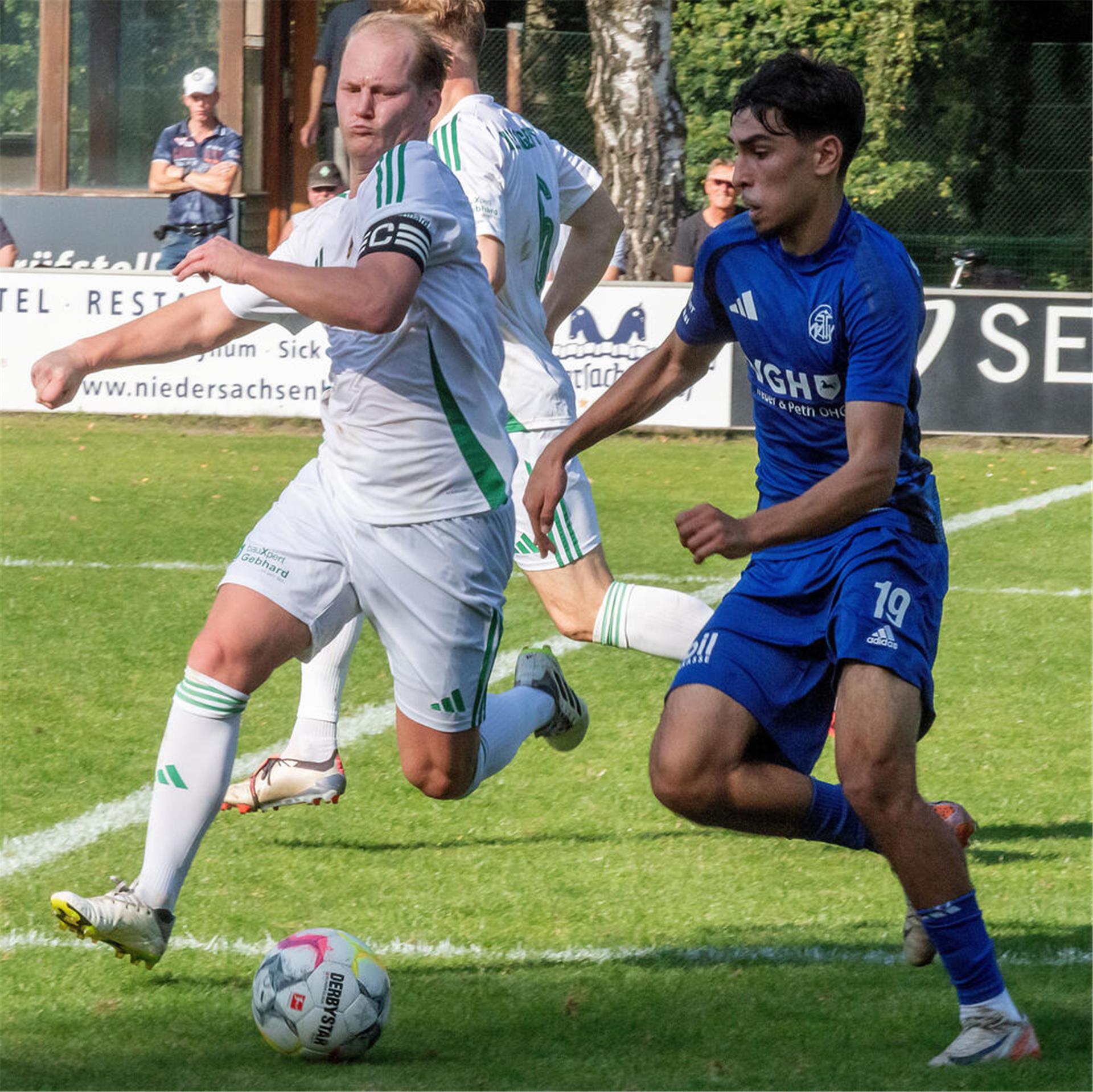 Heeslinger SC kann im letzten Heimspiel der Saison befreit aufspielen Mittelfeldmotor, Mannschaftskapitän und jetzt Manager: Am Sonntag steht Kevin Rehling zum letzten Mal für seinen HSC auf dem Platz. In der neuen Saison wird er nur noch als Teammanager tätig sein.