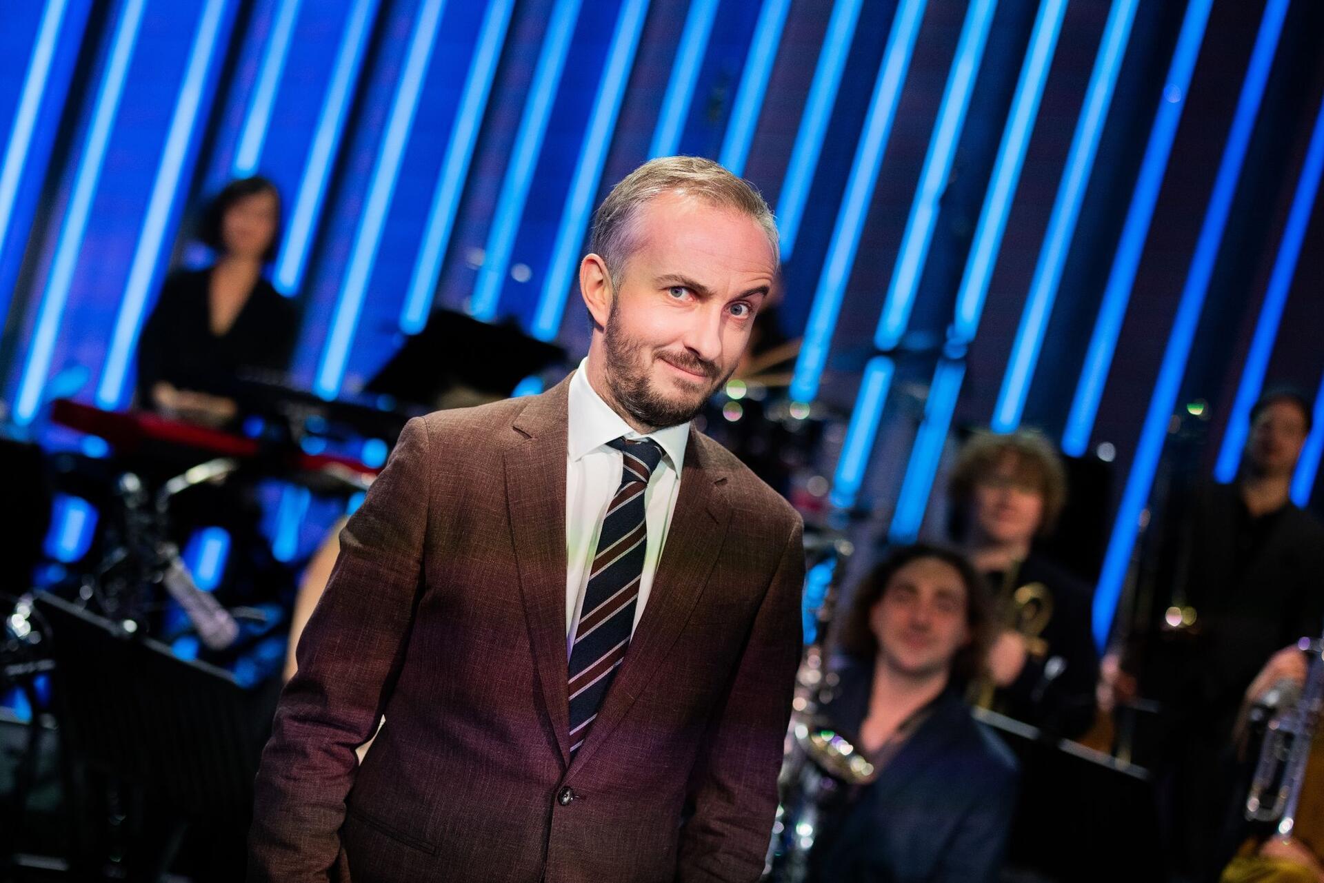 Moderator Jan Böhmermann wird mit dem Rundfunk- und Tanzorchester Ehrenfeld am S...