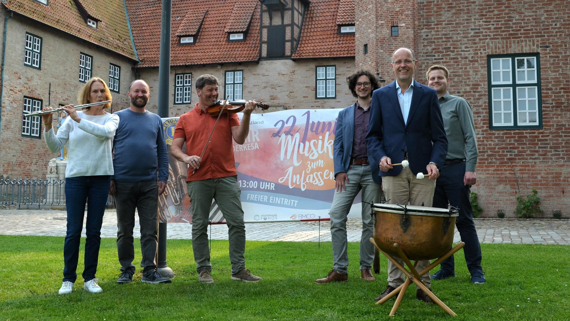 Musizierende Menschen im Burghof der Burg Bederkesa