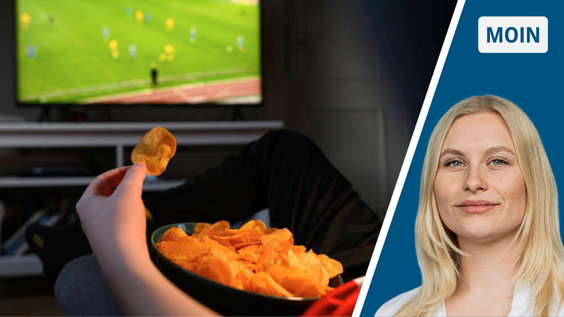 Zweigeteiltes Bild: Links ist eine Schale mit Kartoffelchips auf dem Schoß einer Person zu sehen, sie hält einen Chip in der Hand. Im Hintergrund läuft ein Fußballspiel im Fernsehen. Rechts lächelt Reporterin Marie Petersen, eine junge Frau mit blonden Haaren, in die Kamera.