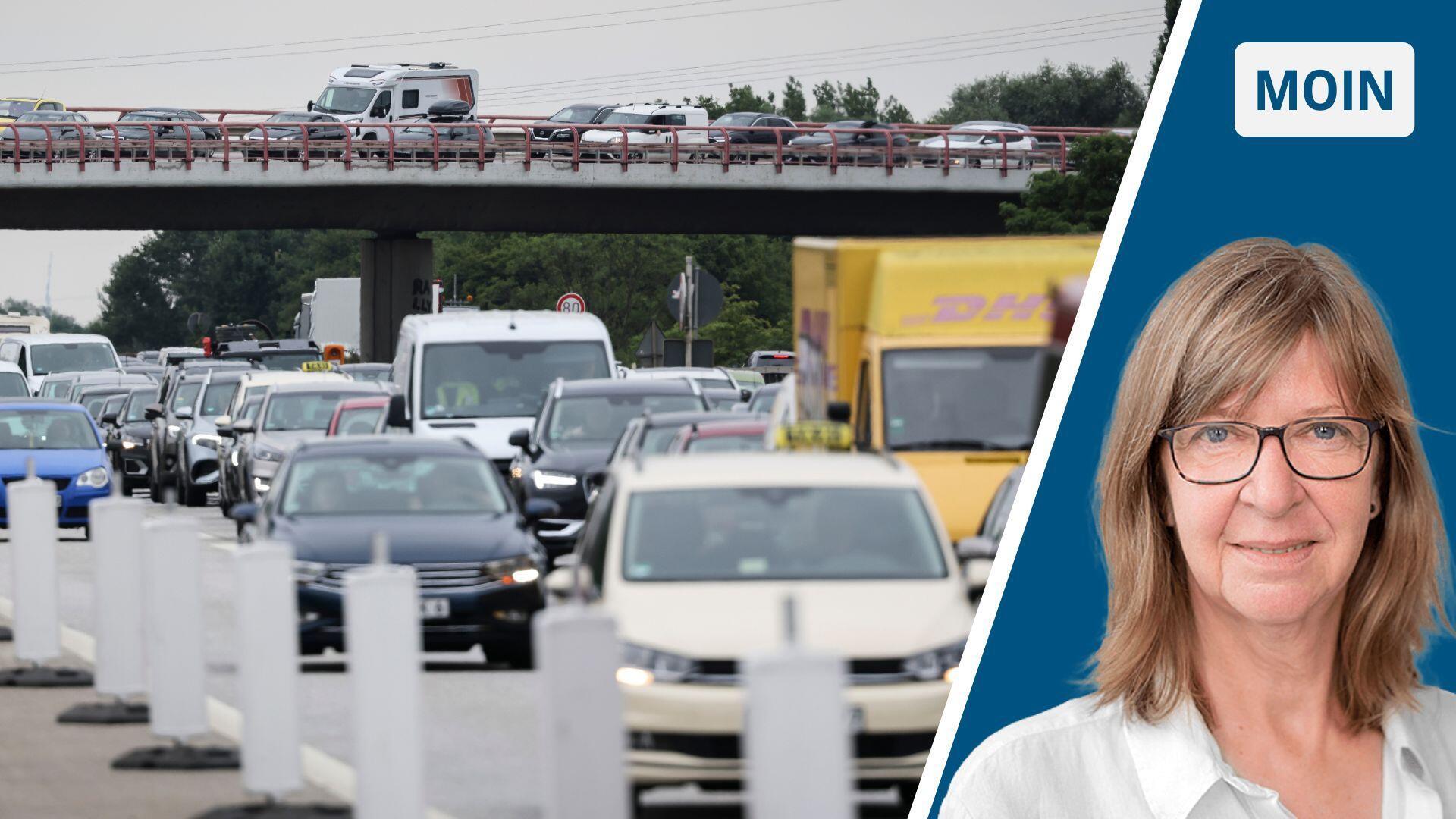 Viele Autos stehen hintereinander auf einer Straße.