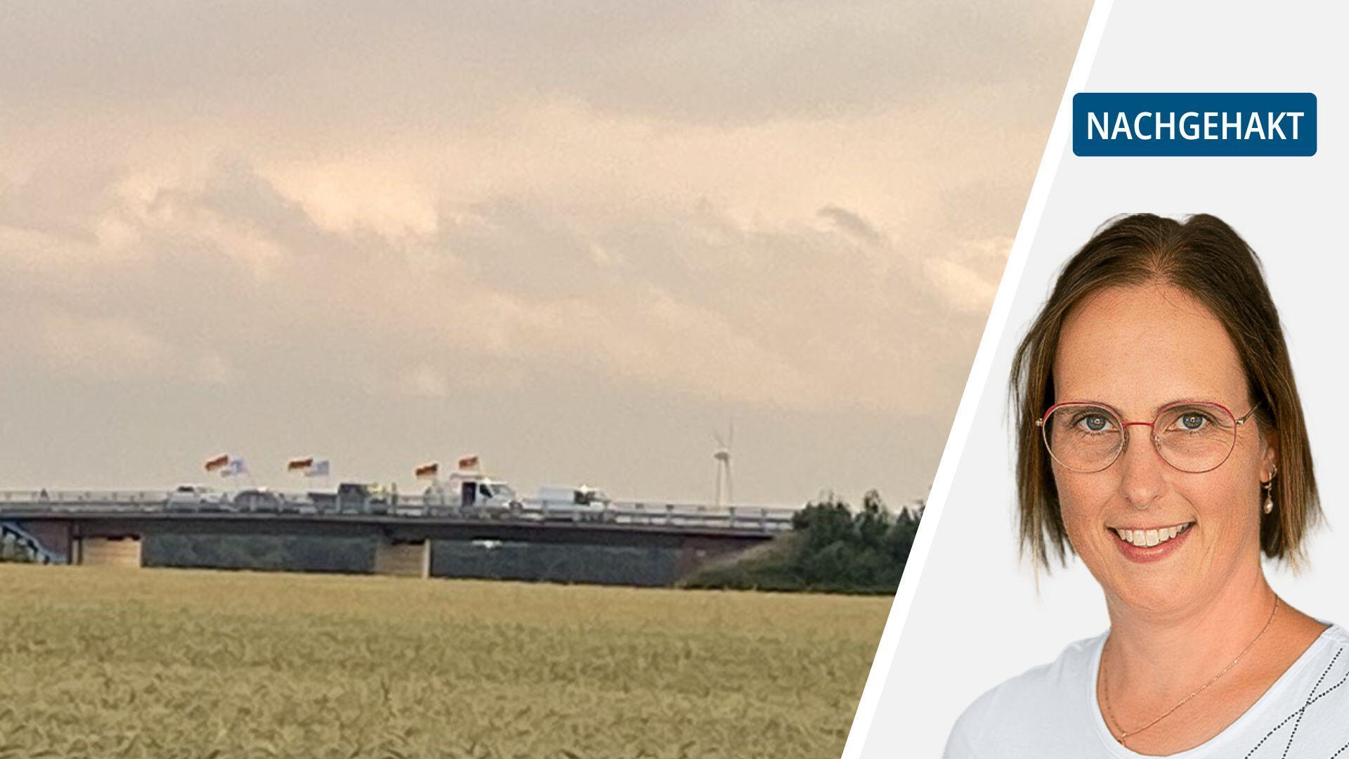 Autos mit Deutschland-Fahnen auf einer Autobahnbrücke