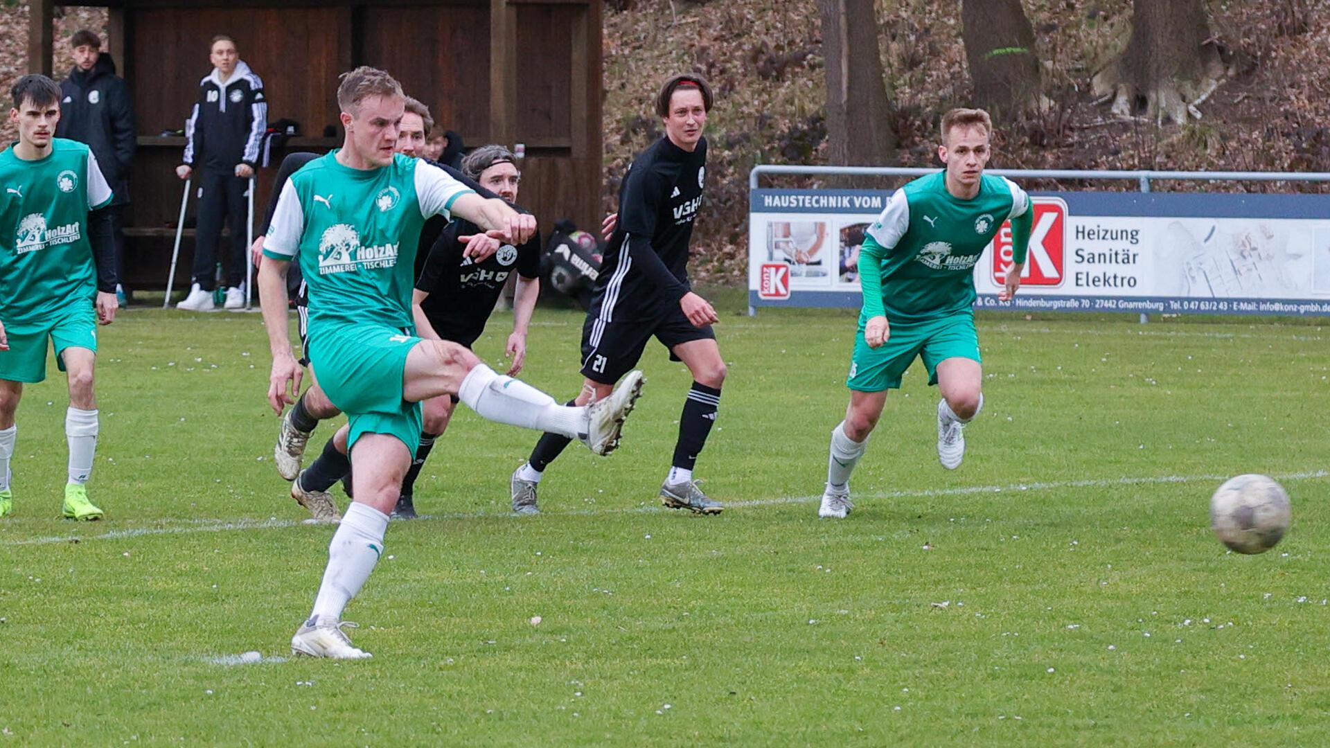 Moritz Janning erzielt per Strafstoß die 2:0-Führung für den TSV Karlshöfen.