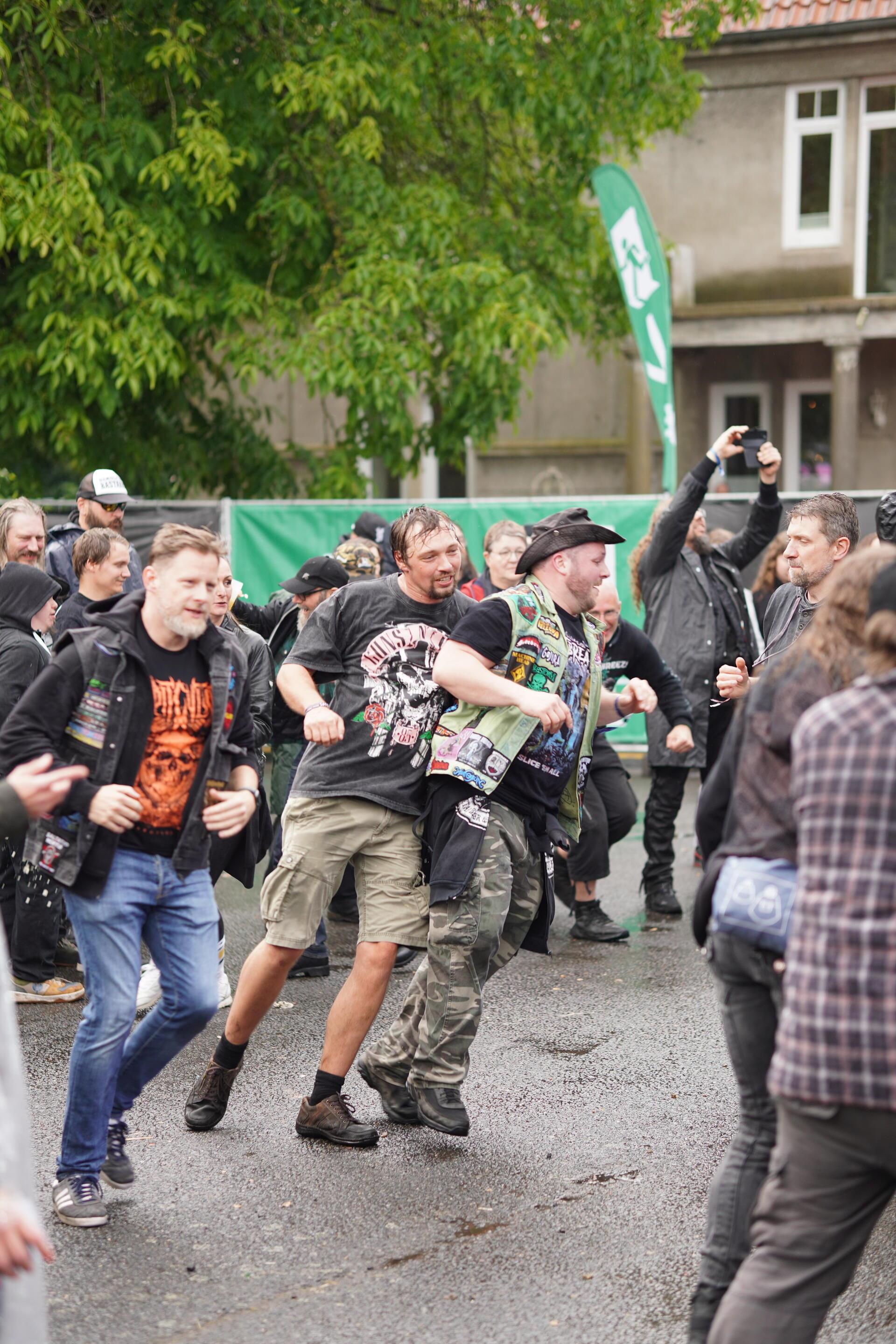 Moshpit im Regen.