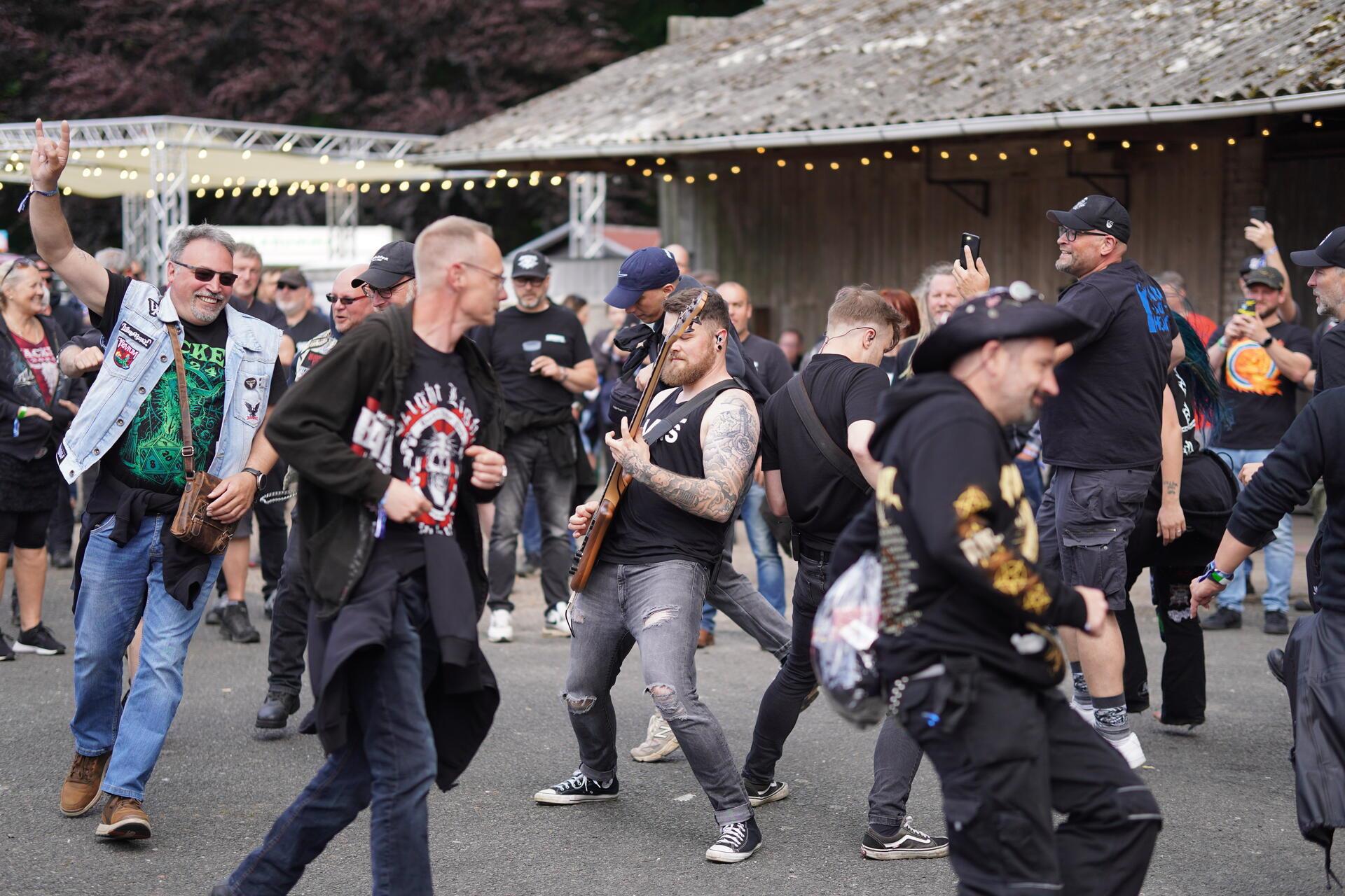 Moshpit um den Gitarristen von Head Gear