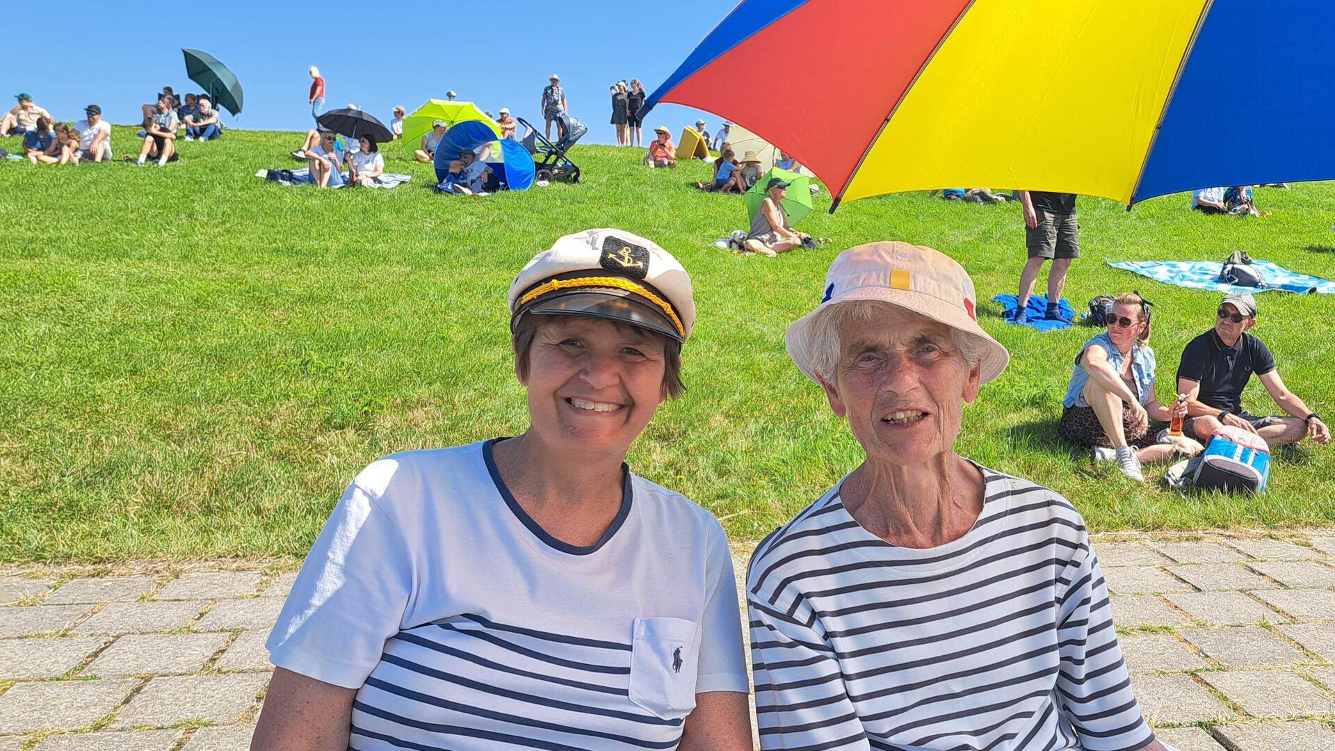 Mutter und Tochter bei der Sail: Christina (55/l.) und Mila Frenzel (90) haben sich nach mehr als zehn Jahren endlich ihren größten Wunsch erfüllt.