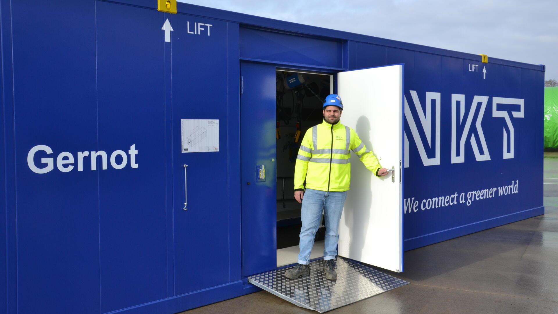 NKT-Baustellenleiter Florian Thon steht in der Tür des Containers mit dem Namen Gernot.