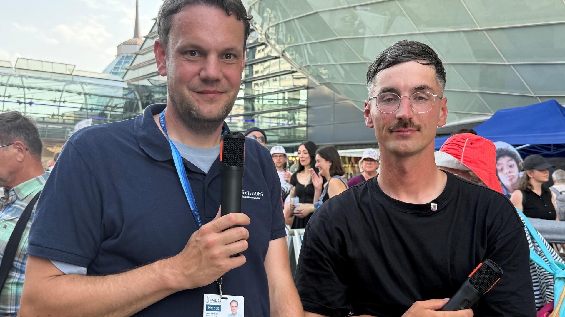 NZ-Reporter Jens Gehrke und NEUS-Festival-Initiator Niklas Piatowski.