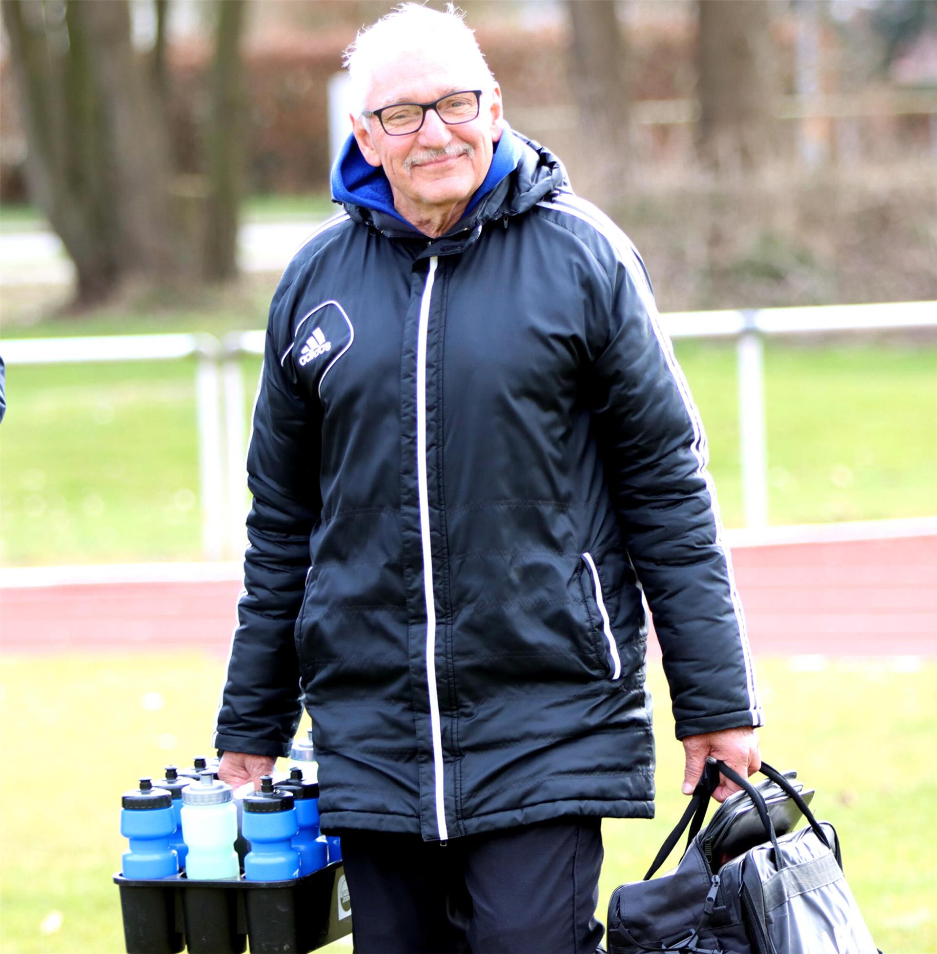 Nach 15 spannenden Jahren verabschiedet sich Johann Arnswald von seinen Spielern und den Fans. Er genießt den verdienten Ruhestand.