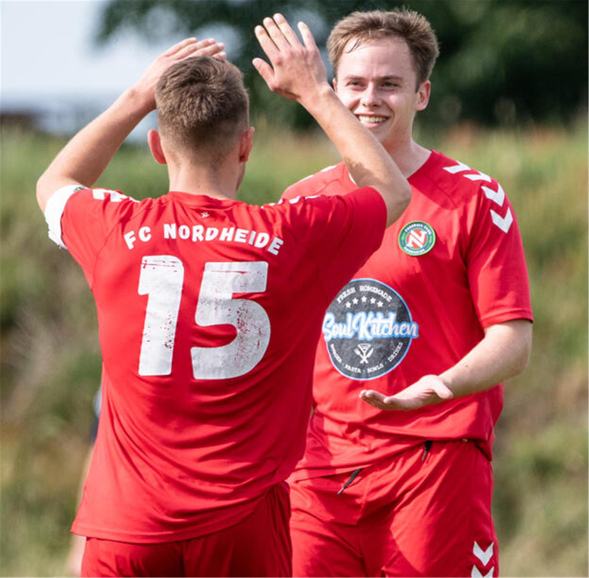 Torfestival bei finalem Derby: Nordheide gewinnt 5:4 in Groß Meckelsen Nach dem 5:4 für Nordheide jubeln Noah Klindworth (rechts) und Jannes Wilkens.