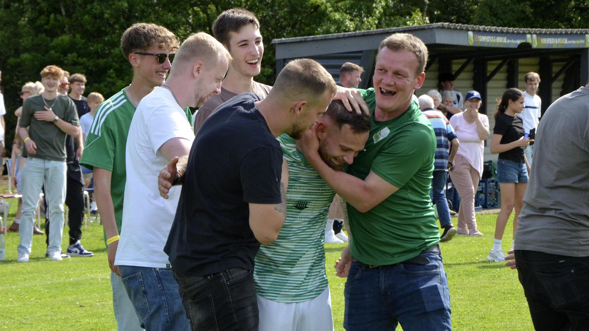 Nach dem Abpfiff in Basdahl: Zuschauer sind auf den Platz gestürmt, um TSV-Spieler Markus Schriefer, Schütze des Ausgleichstreffers in der Nachspielzeit, zu feiern.
