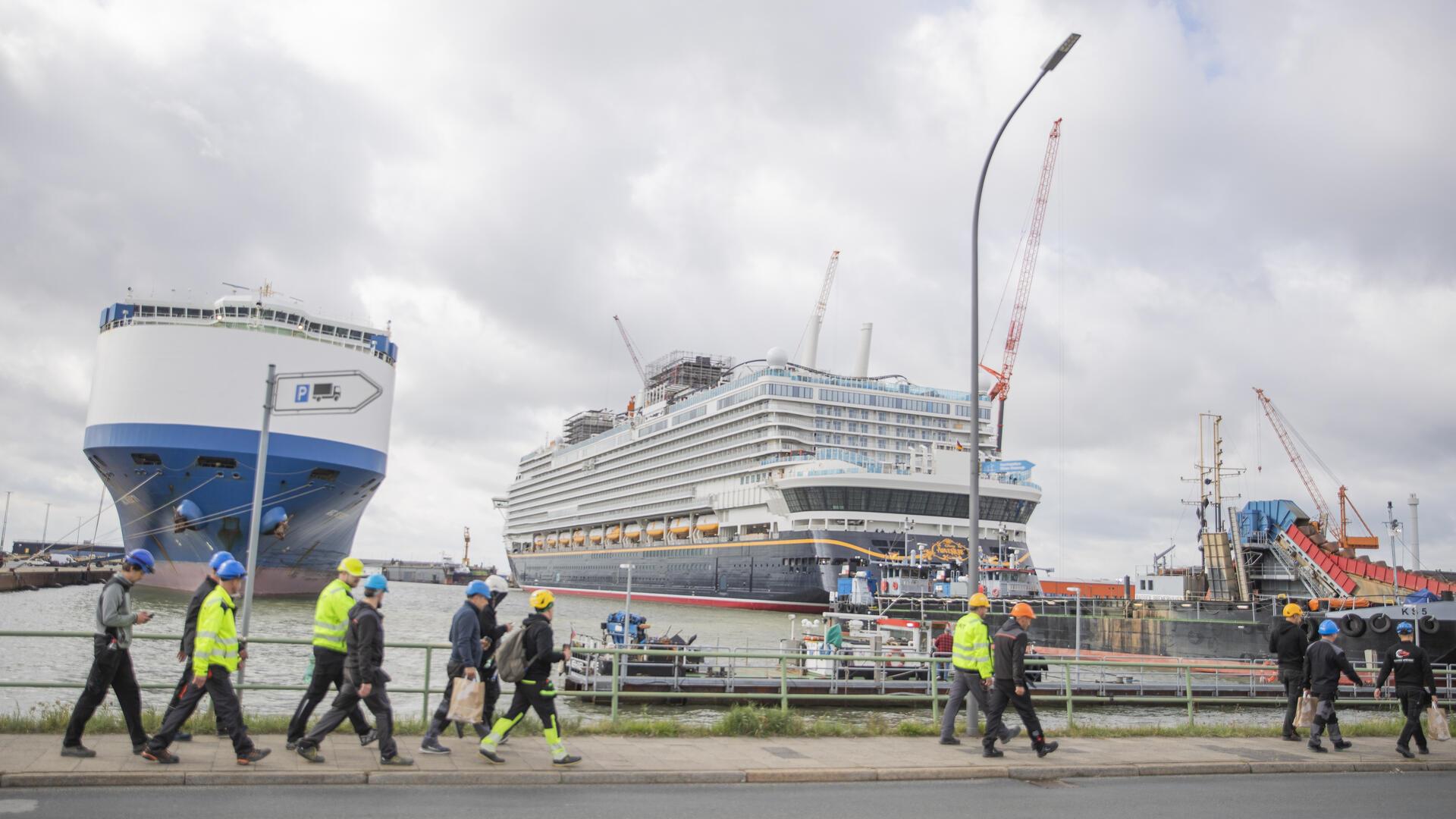 Nach dem Andocken der „Disney Adventure“ an der Lloyd Werft füllten sich die Straßen mit Arbeitern.