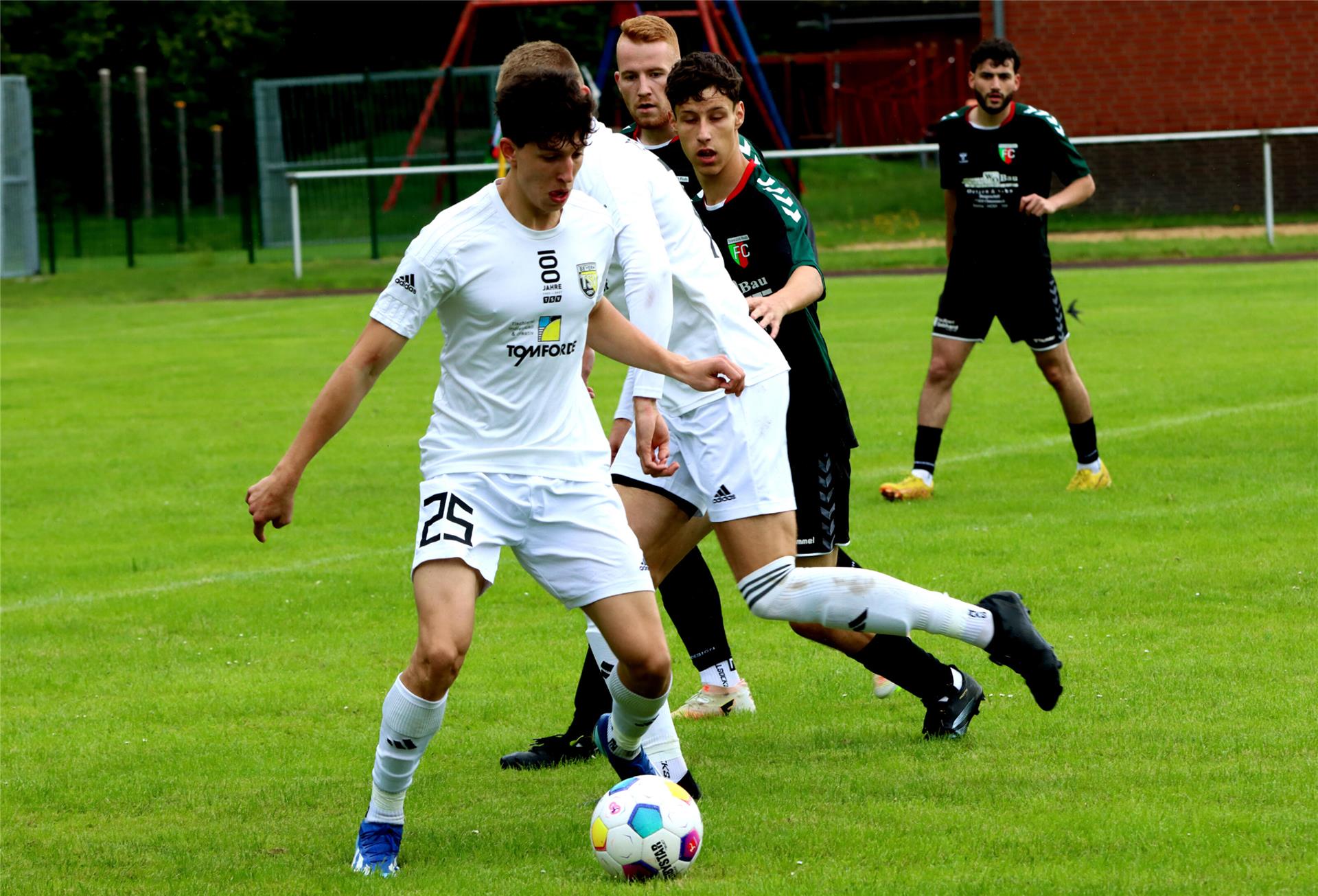 Nach dem Ballgewinn leitet der Beverner Ahmed Ramadan (vorn) ein schnelles Umschaltspiel ein. Die TSVer erwarten am Sonntag zum Kreisliga-Auftakt den FC Walsede.