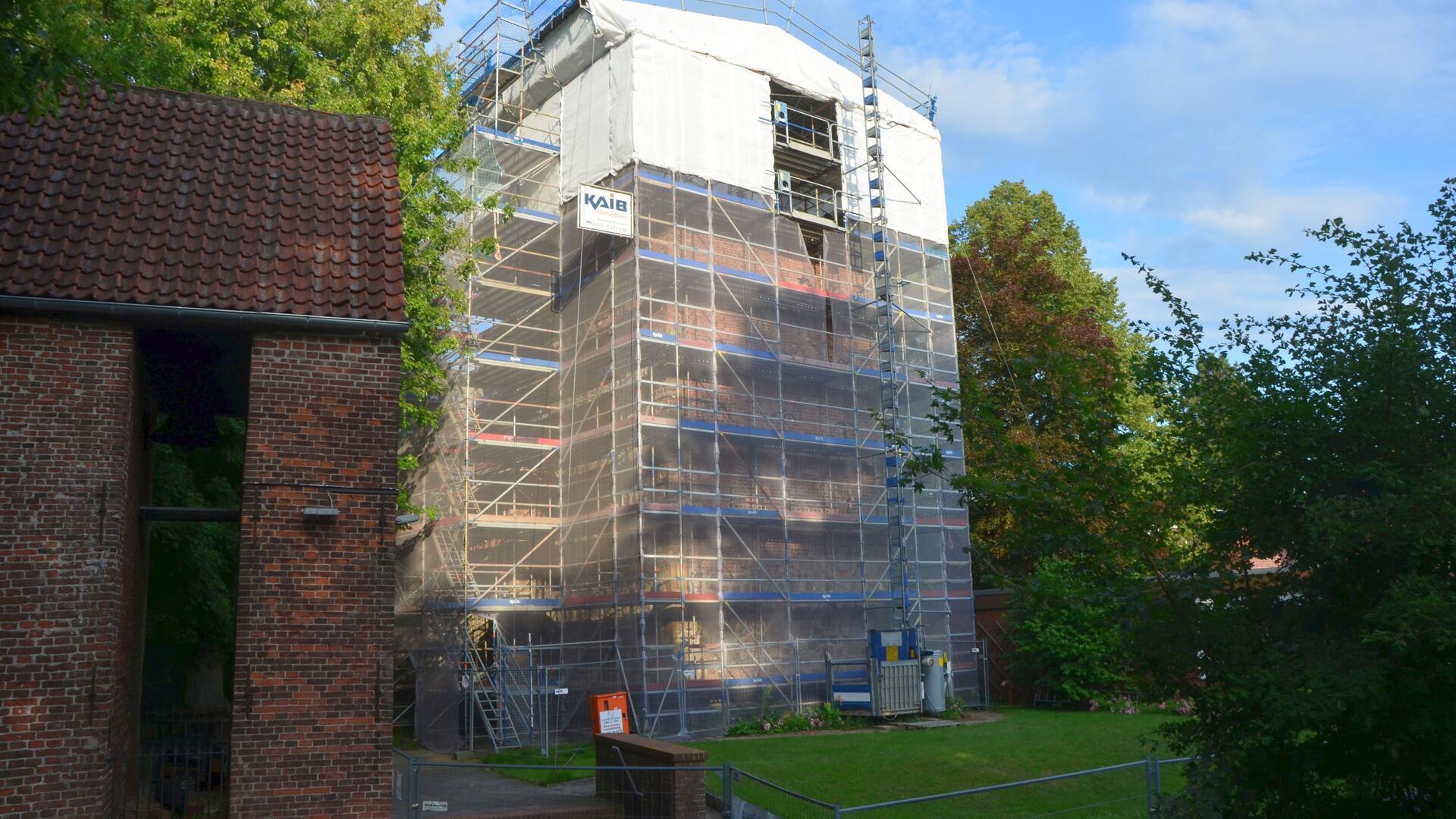 Ein eingerüsteter Turm