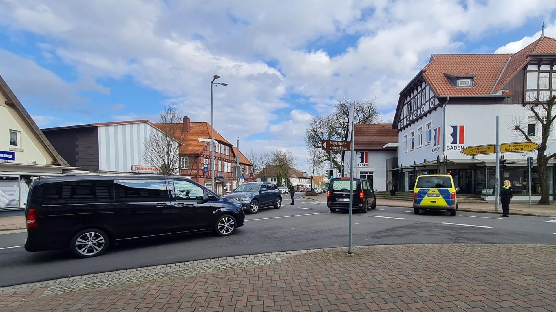 Vierfach-Mord: Familie, Freunde und Nachbarn nehmen Abschied (Update 28) Nach dem Gottesdienst sorgte die Polizei dafür, dass die Bestatter problemlos auf die B75 in Scheeßel abbiegen und ihre Fahrt fortsetzen konnten.