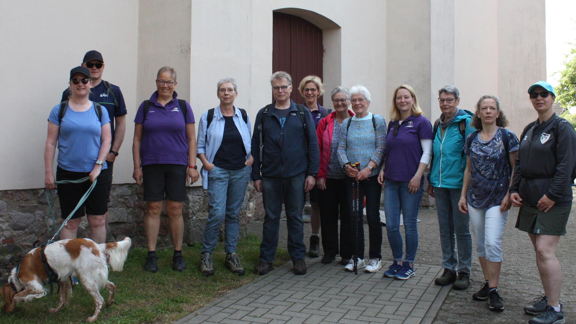 Menschen stehen vor einem Gebäude. Nach dem Segen in der Bramstedter St. Jacobi-Kirche machten sich die Pilger und Pilgerinnen auf den Weg nach Lunestedt.