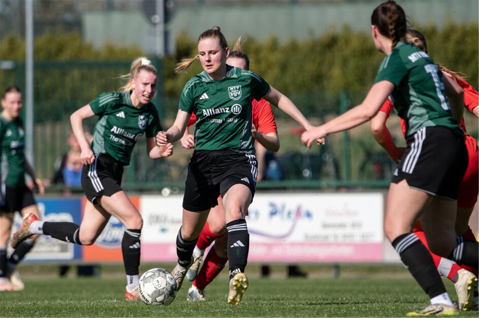 Nach dem Sieg gegen Bassen werden die Wohnster Fußballerinnen - hier Louisa Schmidt am Ball - gegen Tabellenführer ATSV Scharmbeckstotel II mit Personalproblemen zu kämpfen haben.