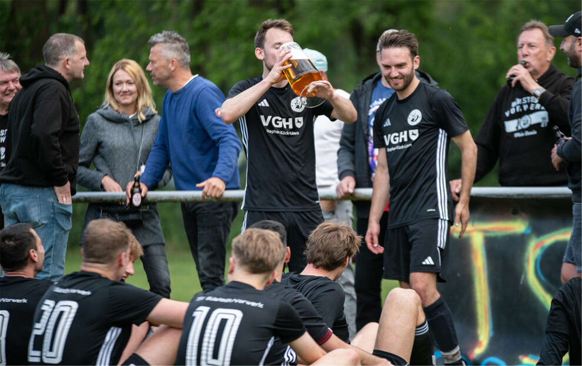 Bülstedt/Vorwerk übernimmt Platz zwei nach 2:0 gegen Scheeßel Nach dem Sieg im Spitzenspiel wurde in Bülstedt ordentlich gefeiert.