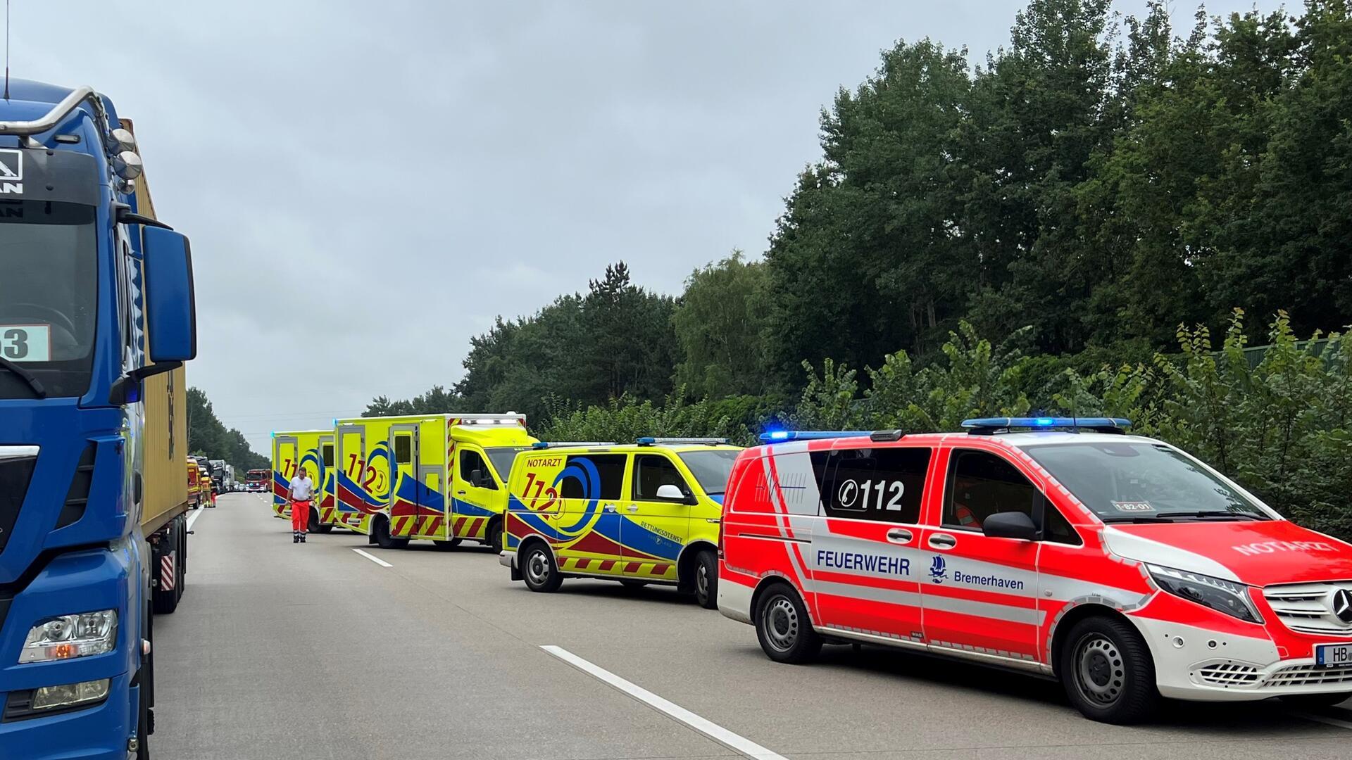 Einsatzfahrzeuge auf der A27