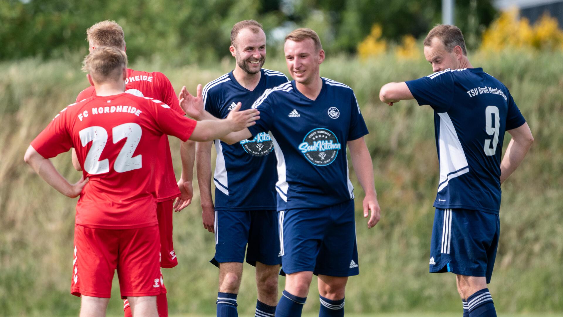 Zwei gesunde Partner gehen als FC Nordheide in die gemeinsame Zukunft Nach dem letzten Derby herrschte gute Stimmung bei den Spieler von Groß Meckelsen und Nordheide. Ab sofort sind sie gemeinsam in der Kreisliga unterwegs.