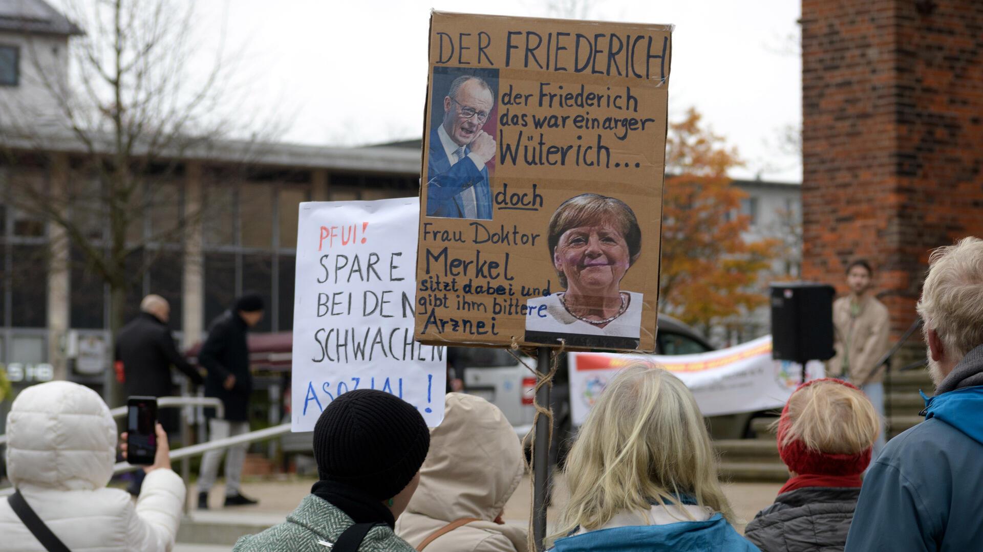 Menschen demonstrieren vor der Großen Kirche