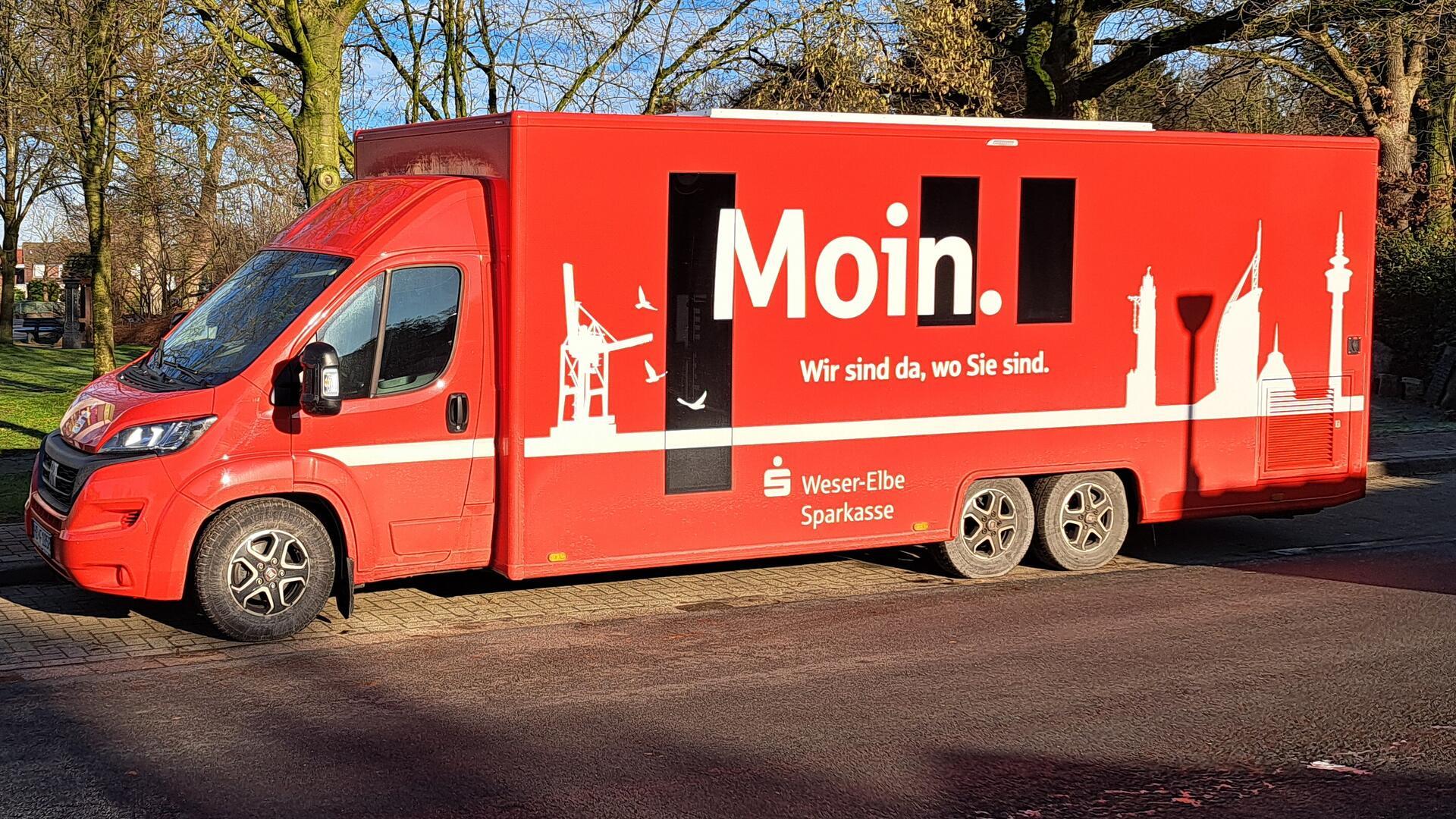 Nach der Schließung des Geldautomaten in Bokel hält der Sparkassenbus jeden Montag um 12 Uhr im Ort. Außerdem bietet die Bank Kurse fürs Online-Banking an. 