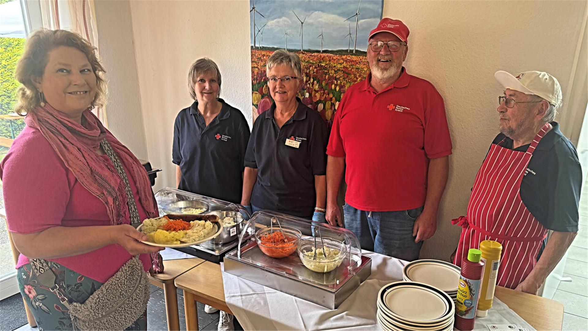 Nach der Spende gehts zur Stärkung ans Buffet (von links): Spenderin Edeltraud Jungvogel sowie Anke Lübs-Lührs, Karin Holst, Georg Runne und Helmut Söhl als Unterstützer vom DRK.
