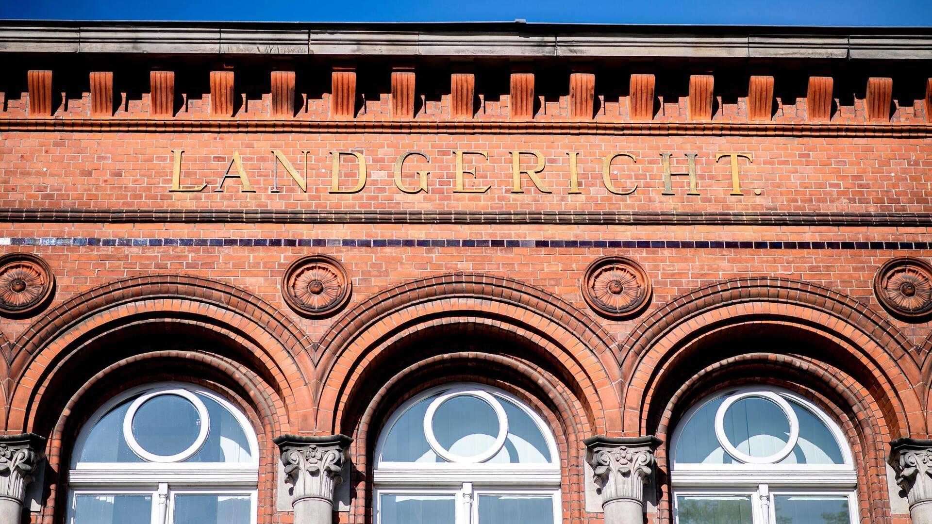 Ein Klinkerbau mit runden Fensterbögen über denen Landgericht steht.
