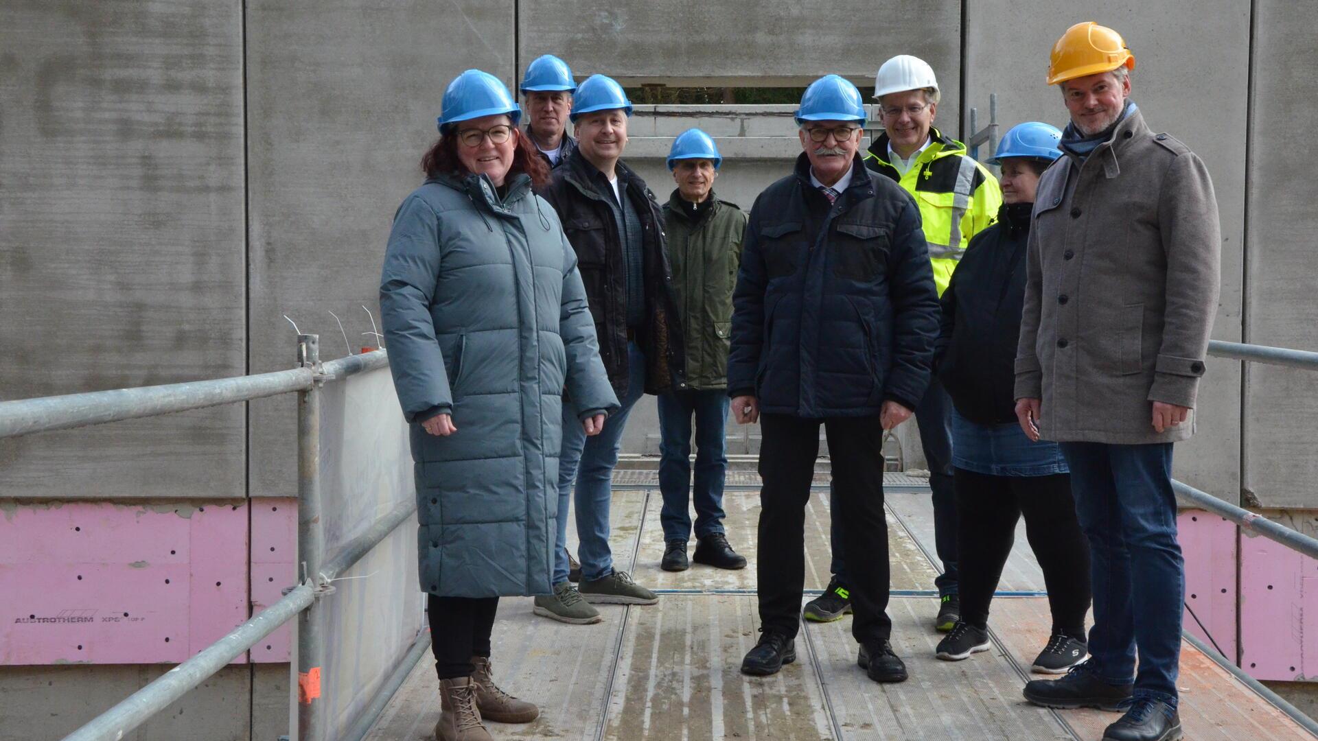 Nach der Verbandsversammlung haben sich einige interessierte Versammlungsteilnehmer von Dr. Stefan Kohl (rechts) und dem technischen Leiter des Wasserverbandes, Matthias Laue (hinten, rechts), die große Baustelle am Oereler Wasserwerk zeigen lassen.