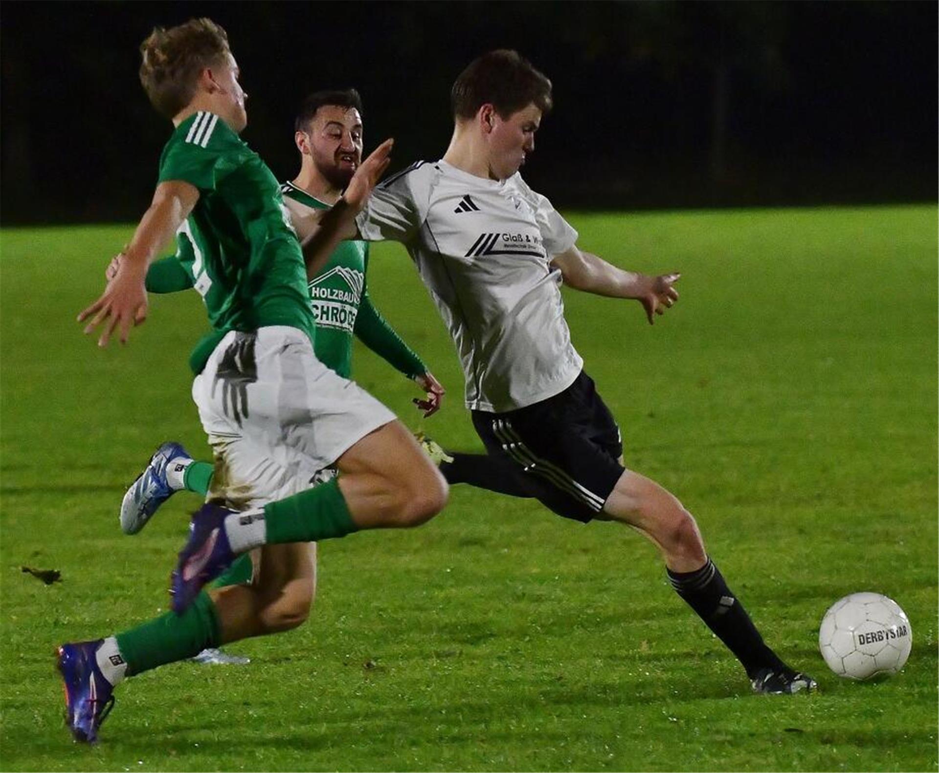 Ippensen/Wohnste feiert in Unterstedt den ersehnten ersten Saisonsieg Nach eigenem Ballgewinn vergibt Patrick Behrens (rechts) in der 34. Minute die bis dahin beste Gelegenheit. Verfolgt wird er von Silas Rinne und Nisar Atris.
