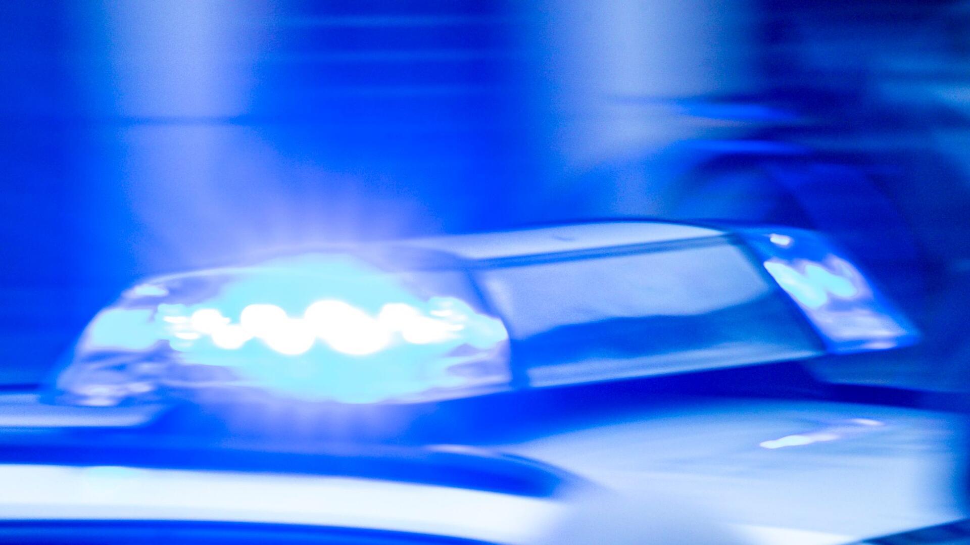 Ein Streifenwagen der Polizei ist mit Blaulicht im Einsatz.  Nach einem Einbruch in der Fußgängerzone der Bremerhavener Innenstadt nahm die Polizei zwei Verdächtige fest. 