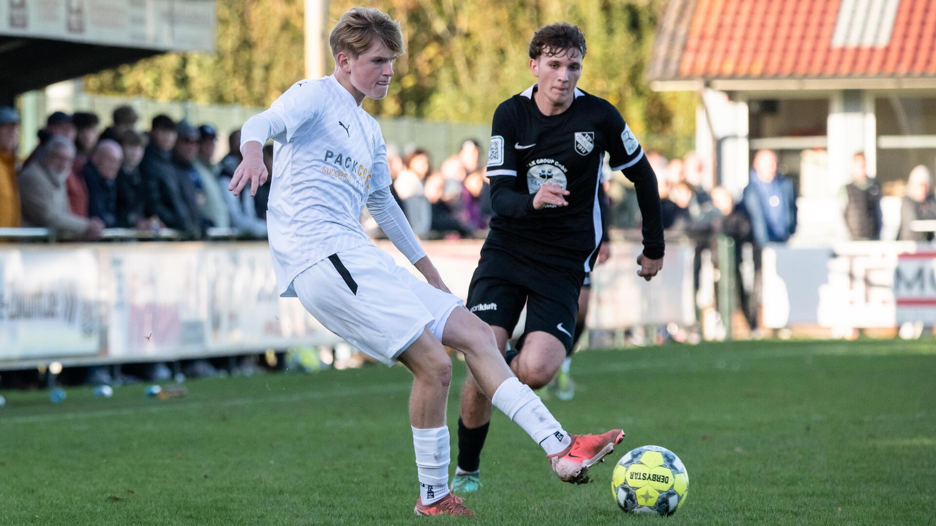 Nach einem Foul an Tjark Dörr trat Tjade Motzkus (links) zum Elfmeter an, erzielte per Strafstoß sein erstes Saisontor.