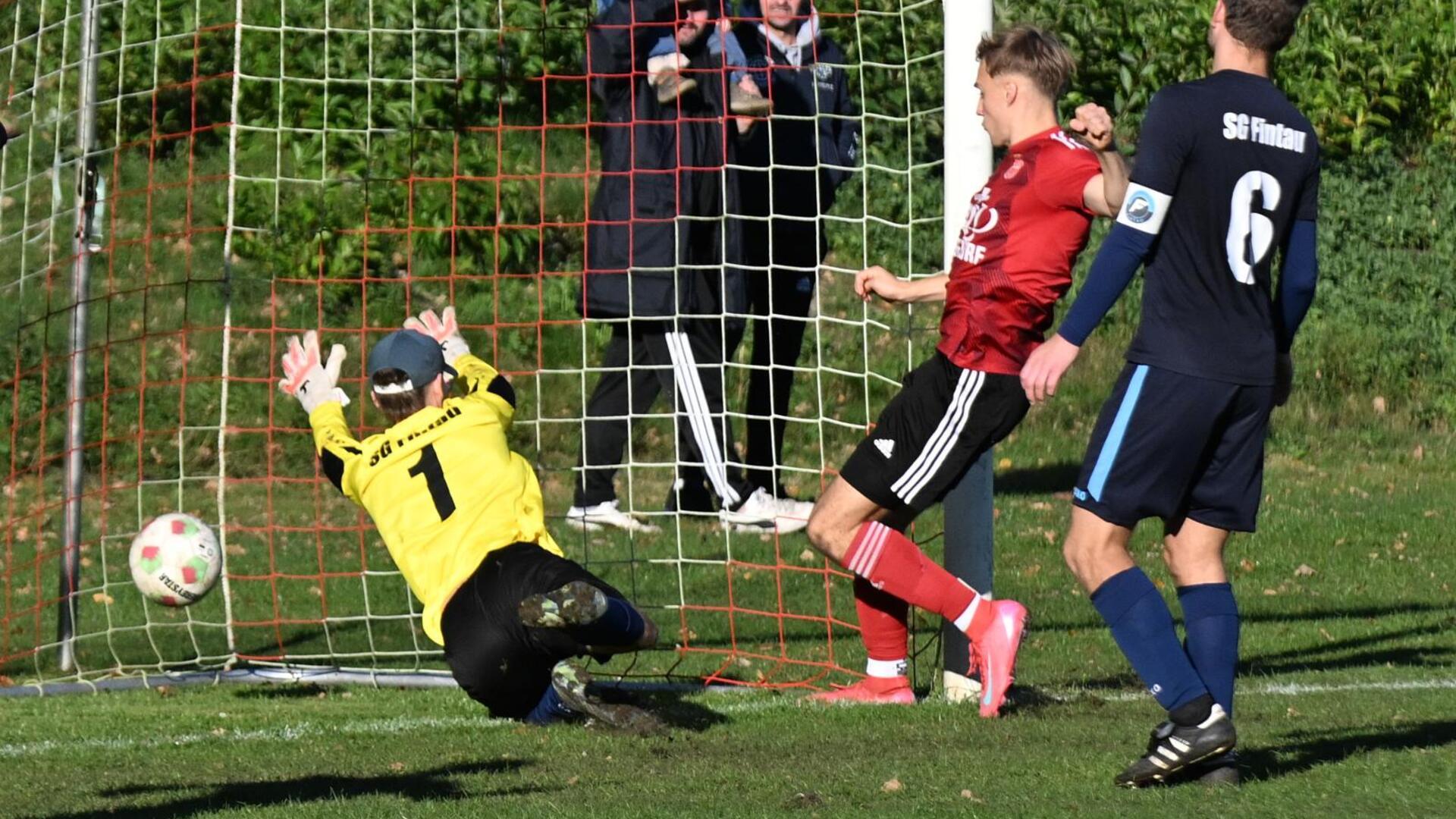 Nach einem Freistoß und einer Ablage von Kristian Reitmann erzielt MTV-Stürmer Matheo Schulz den 1:1-Ausgleich. 
